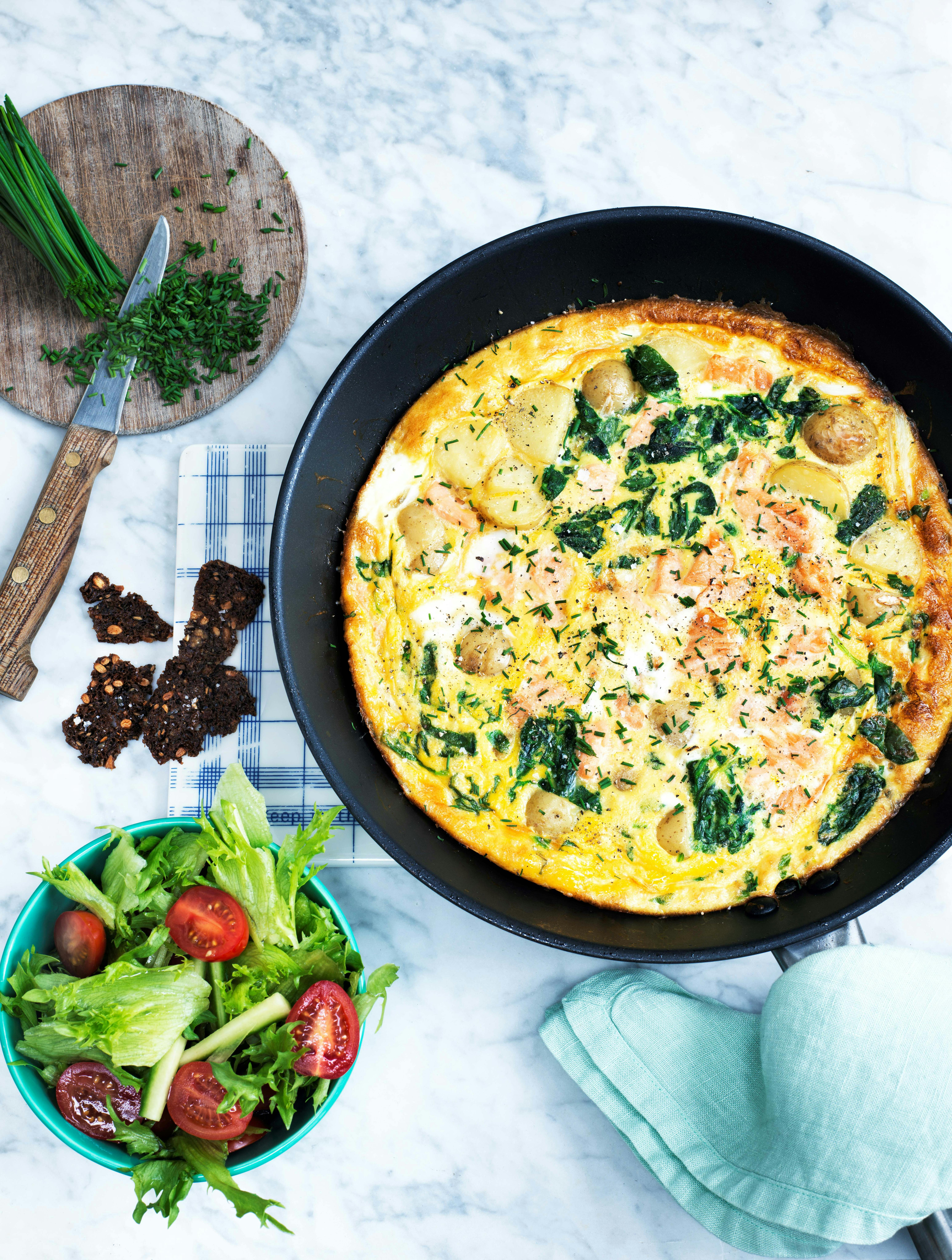 Æggekage med røget laks, nye kartofler og spinat