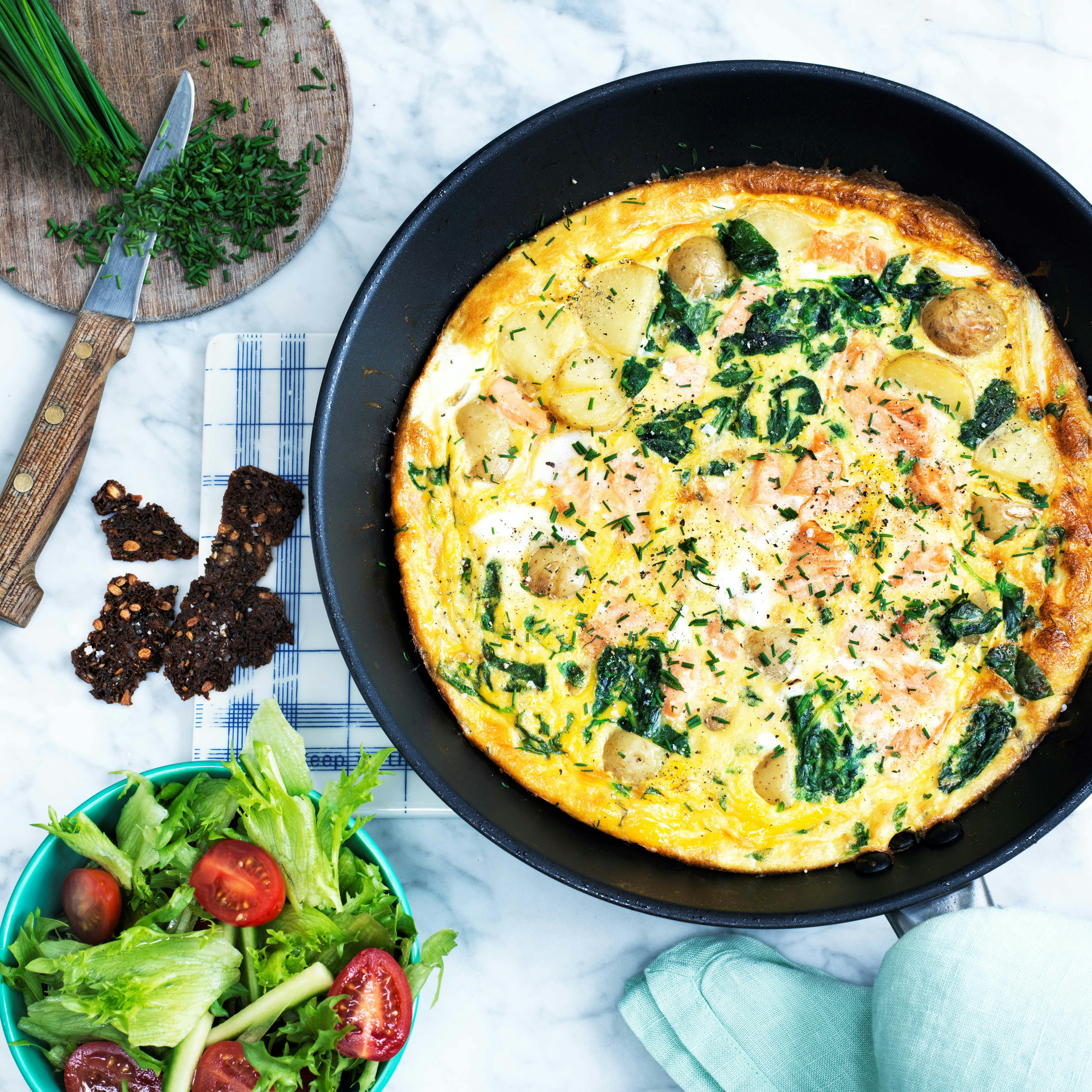 Æggekage med røget laks, nye kartofler og spinat