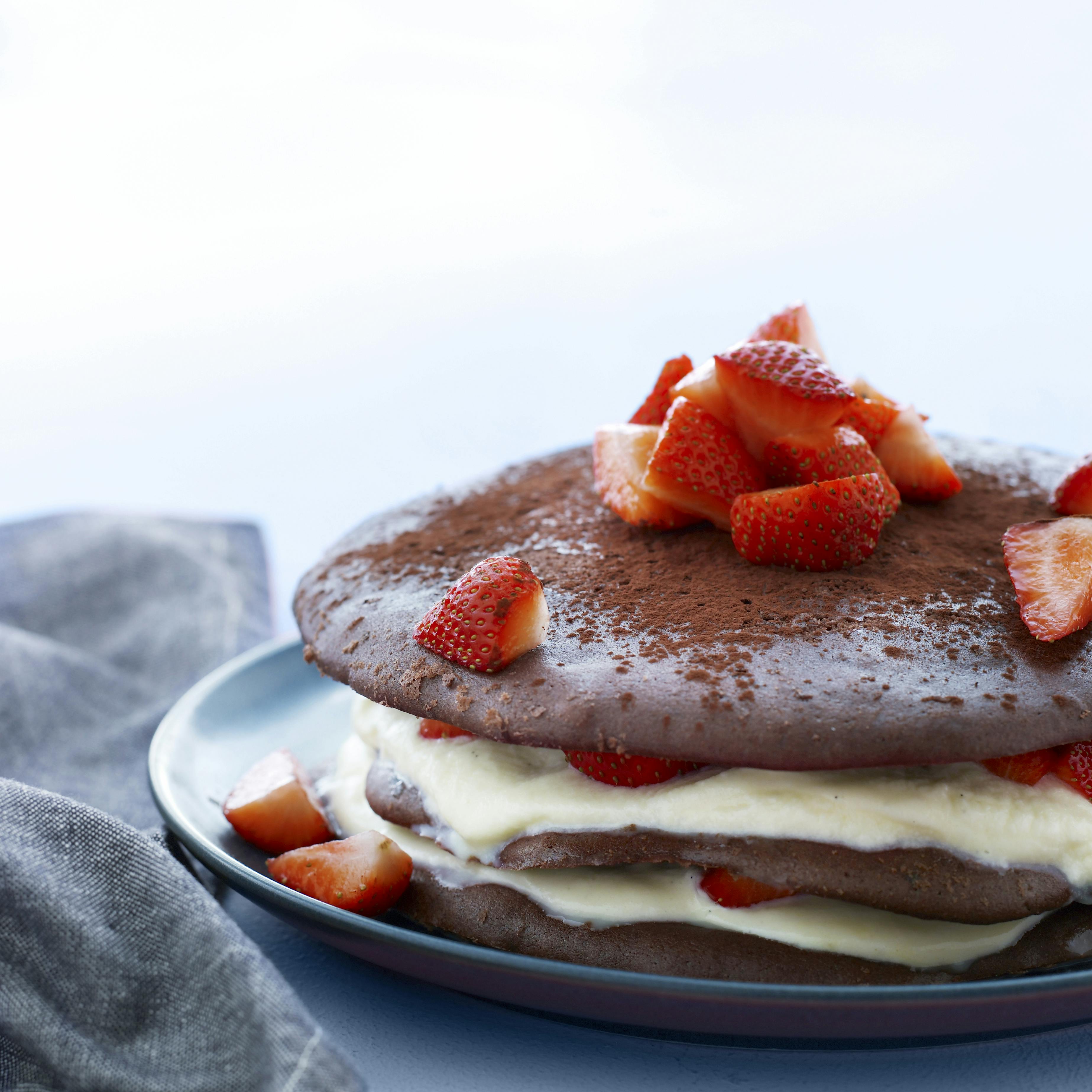 Chokolade-lagkage med råcreme, bær og hvid chokolade