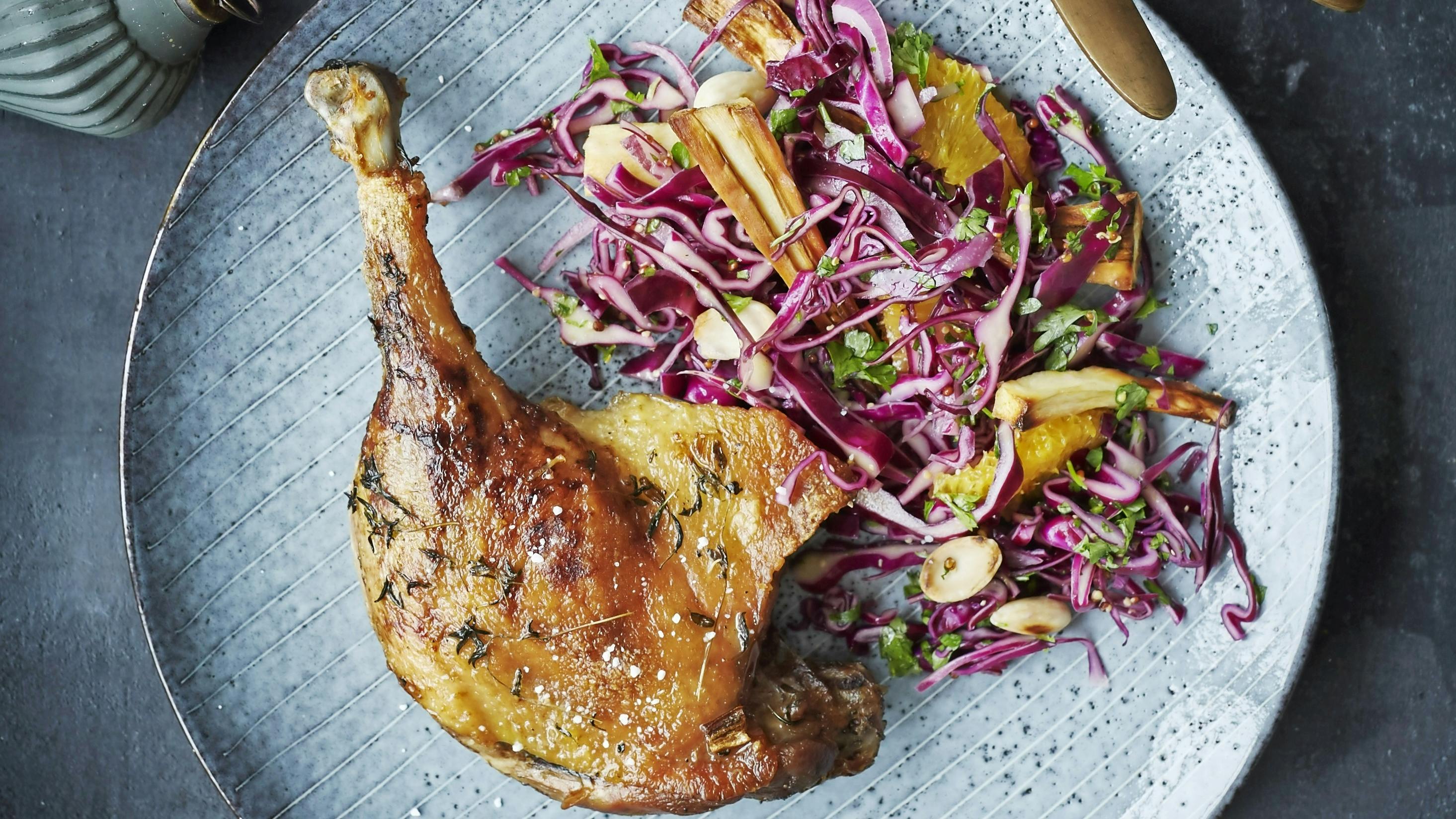 Langtidsstegte andelår med sprød og syrlig rødkålssalat
