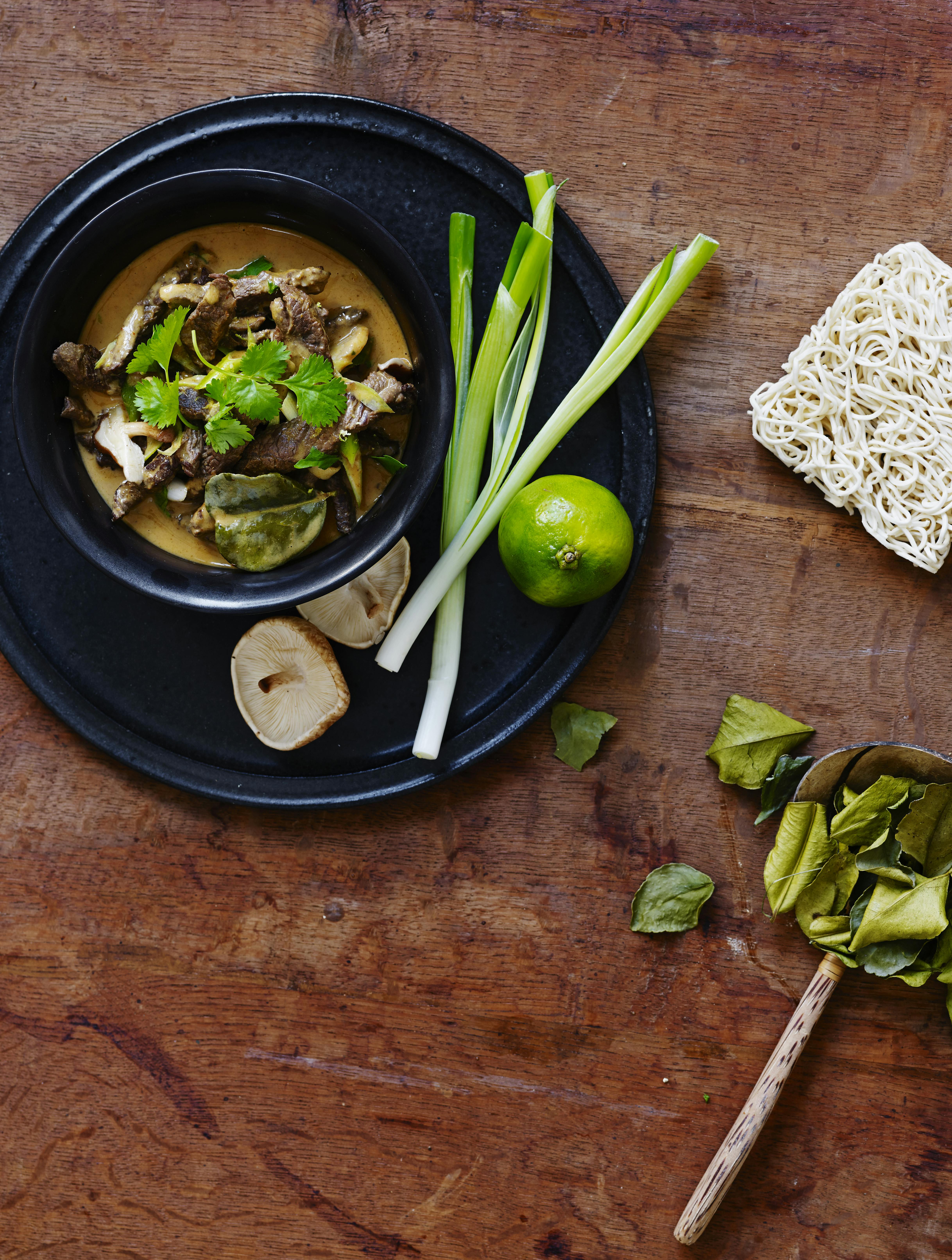 Oksekød i rød karry og kokosmælk