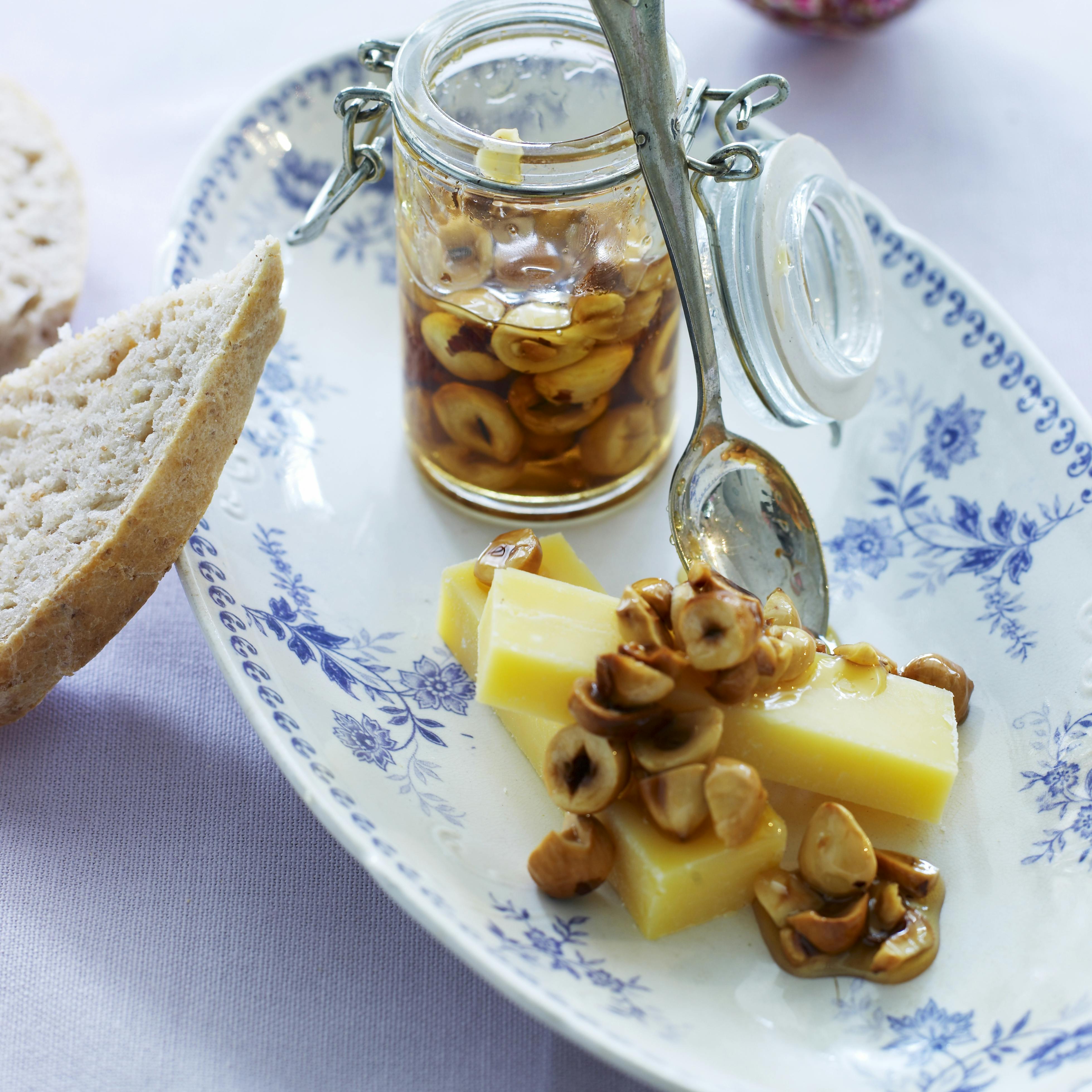 Vesterhavsost med nødder i sirup