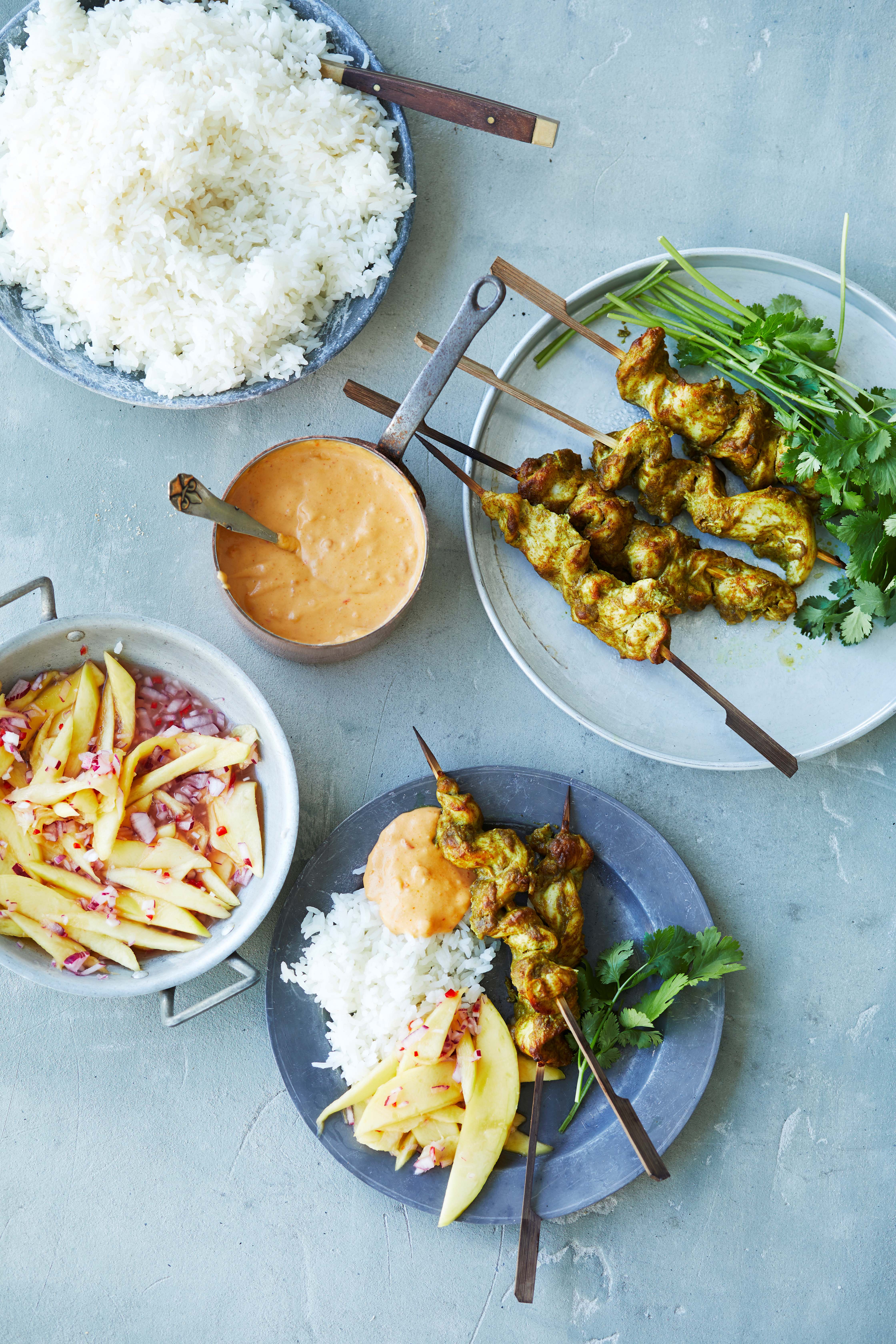 Satay-kyllingespyd med ris og mangosalat