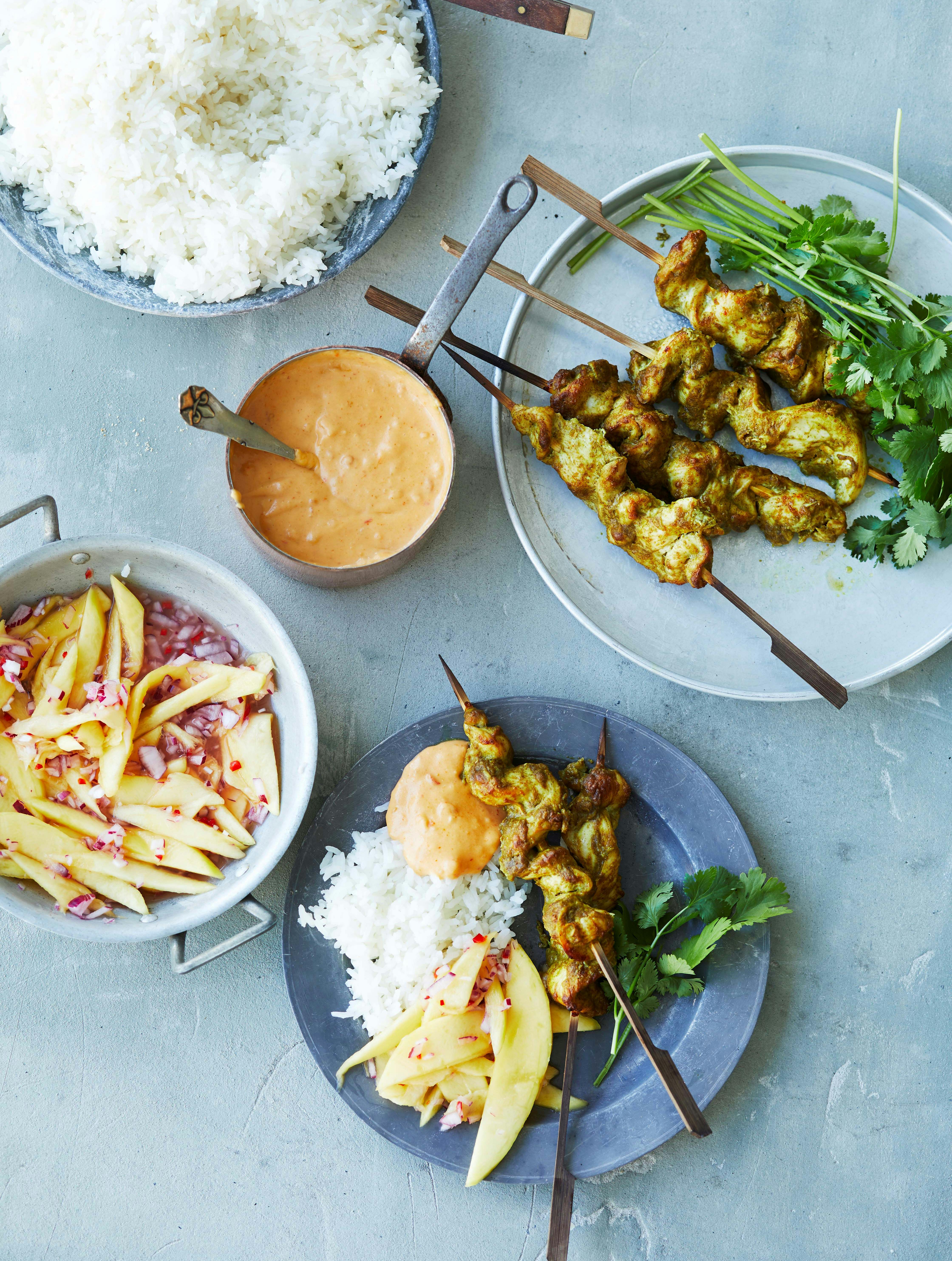 Satay-kyllingespyd med ris og mangosalat