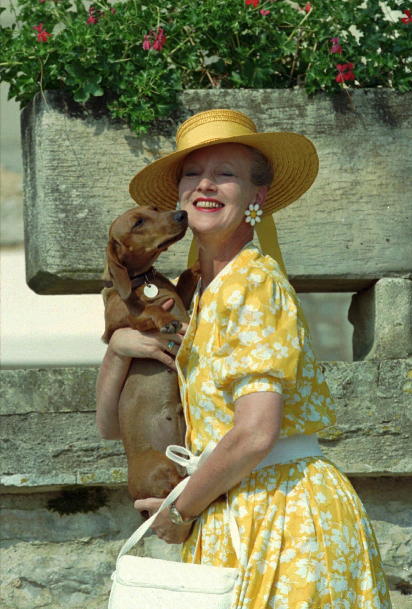 1995.-En glad dronning Margrethe med sin hund Celimene, på vinslottet i Frankrig søndag d. 20. august 1995.