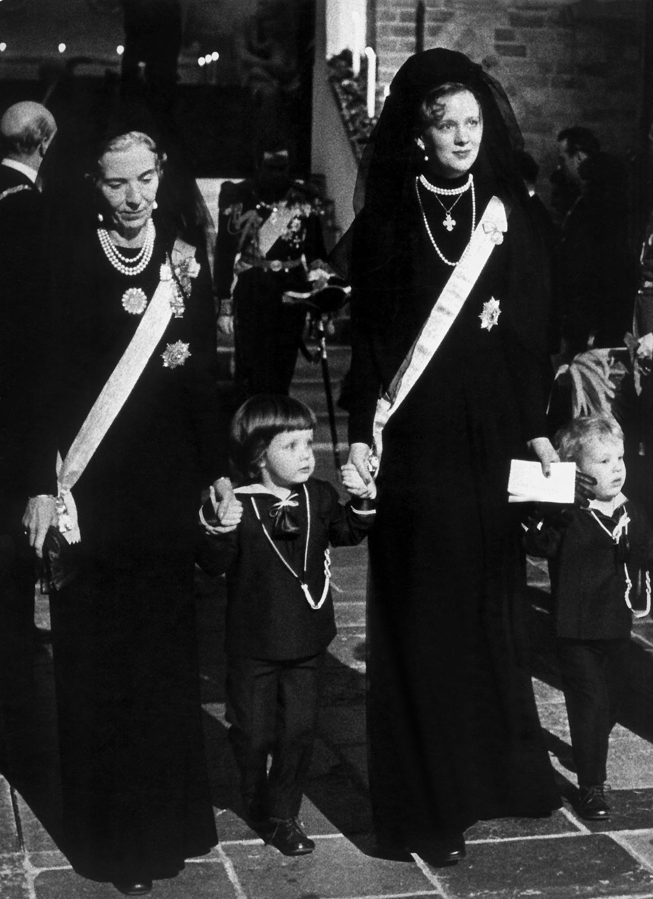 1972. Dronning Ingrid og dronning Margrethe med prinserne Frederik og Joachim til kong Frederik IX's begravelse i Roskilde Domkirke den 24. januar 1972.. (Foto: ALLAN MOE/Ritzau Scanpix)