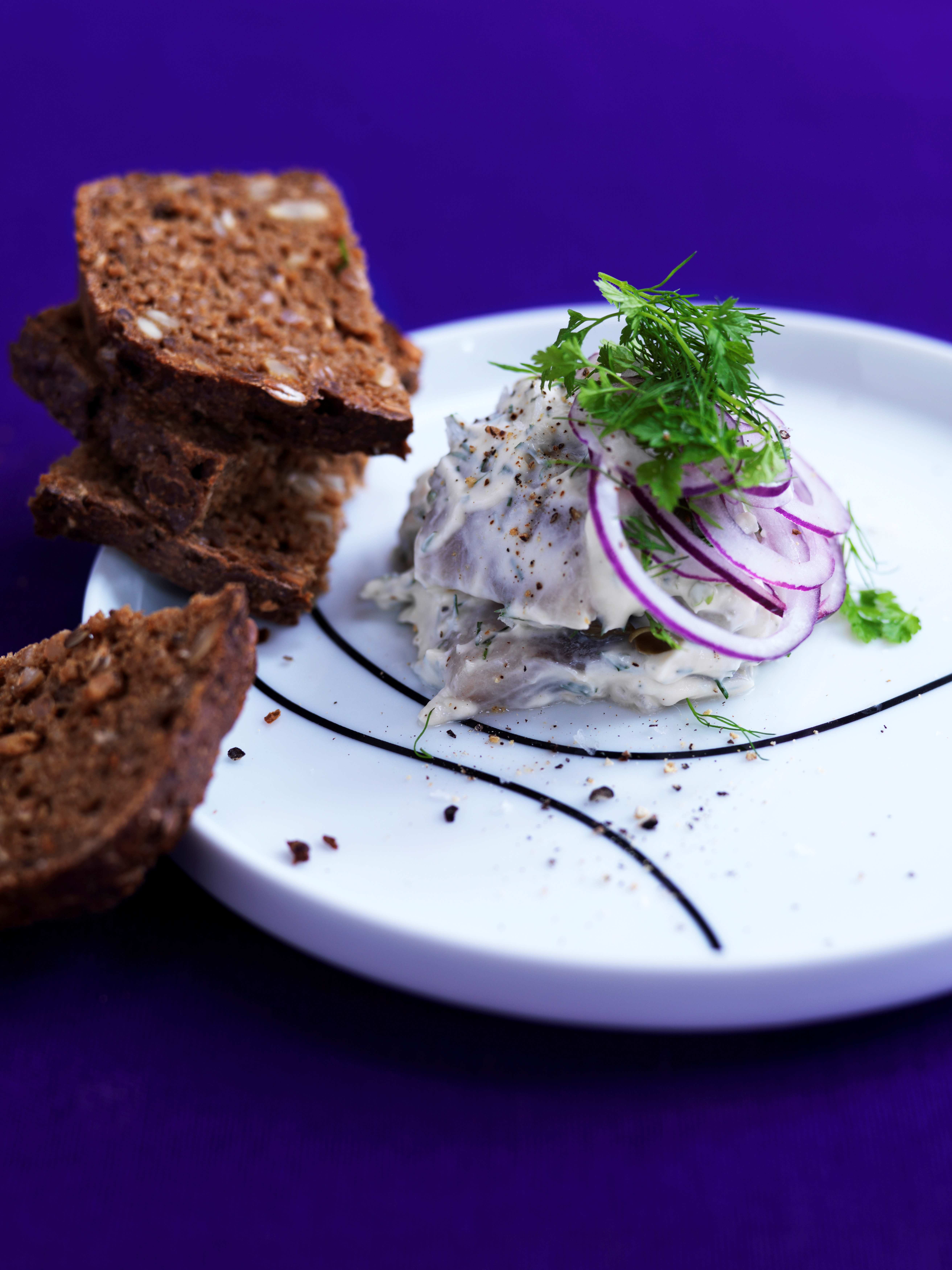 Dildsild med krydder-urtesalat