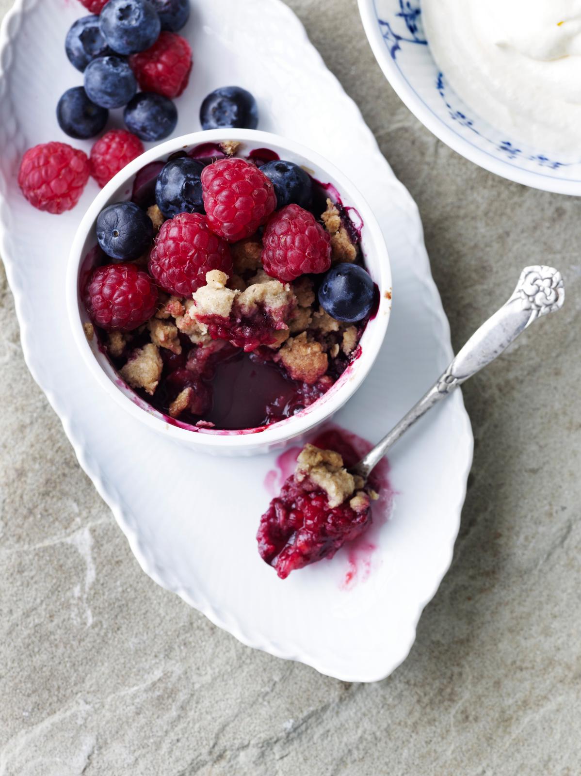 Hindbær/blåbær crumble. Få opskriften her!