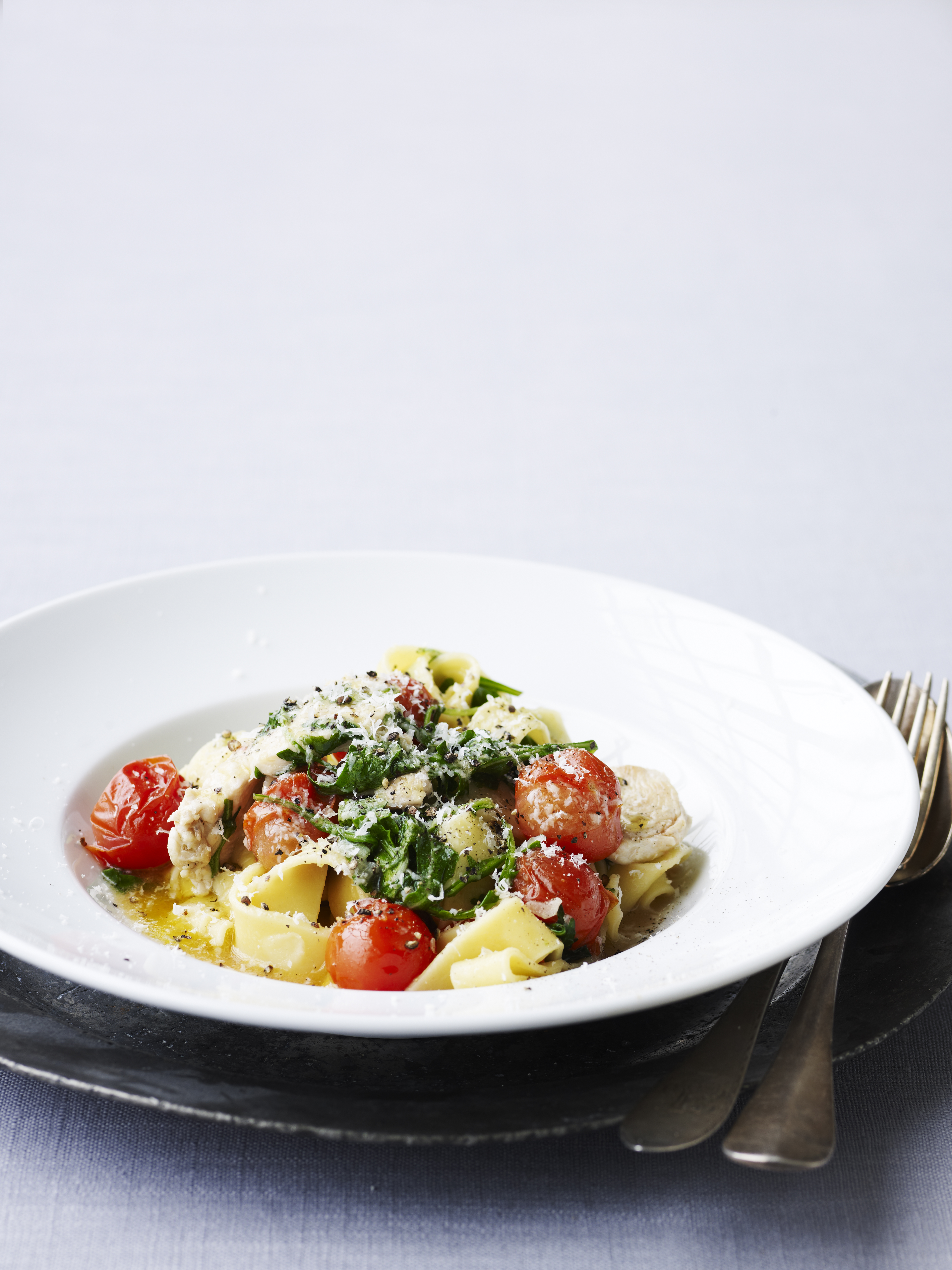 Pasta med kylling, rucola og tomat