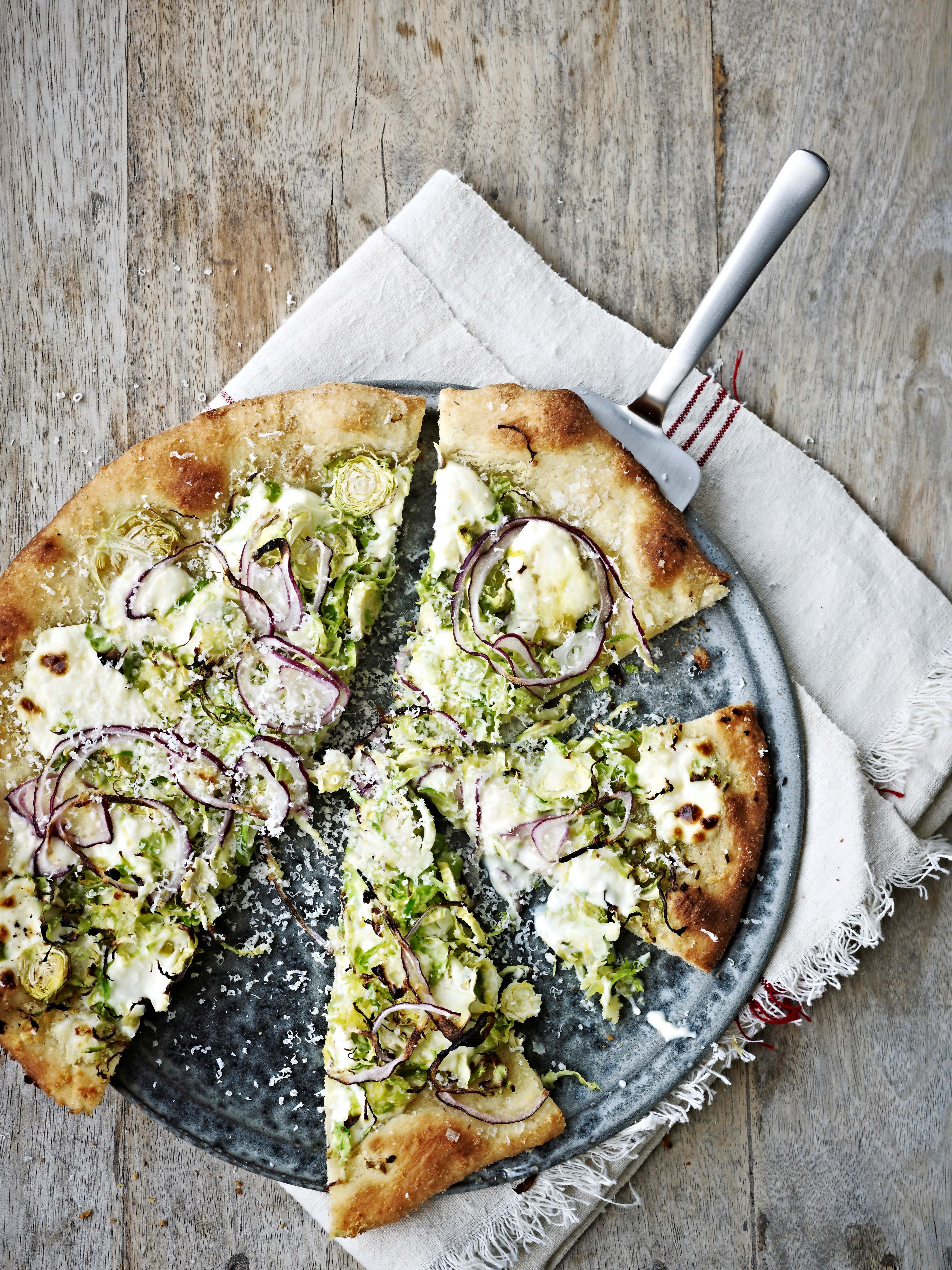 Pizza med rosenkål og mascarpone