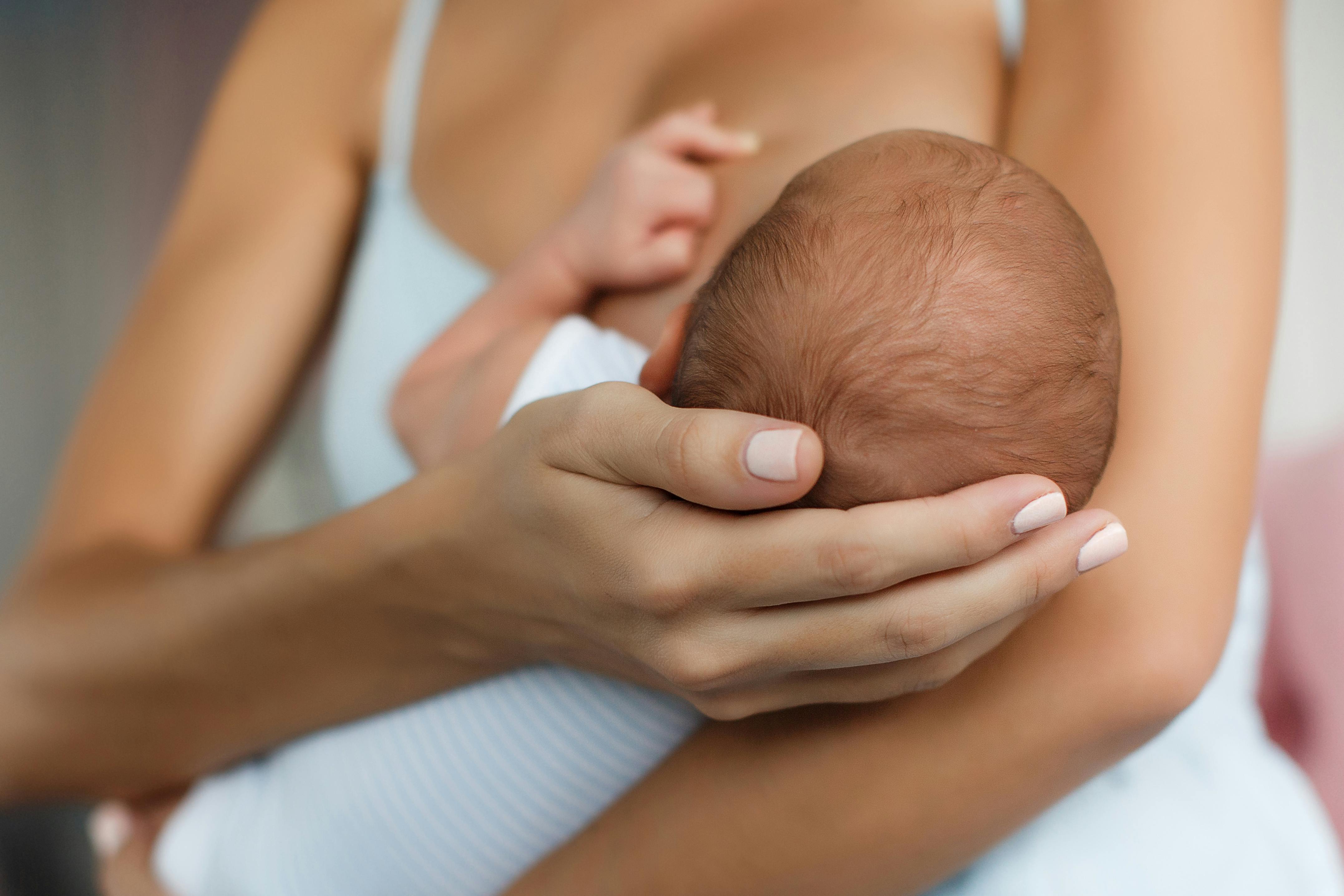 Amning: Sådan undgår du, at baby gylper