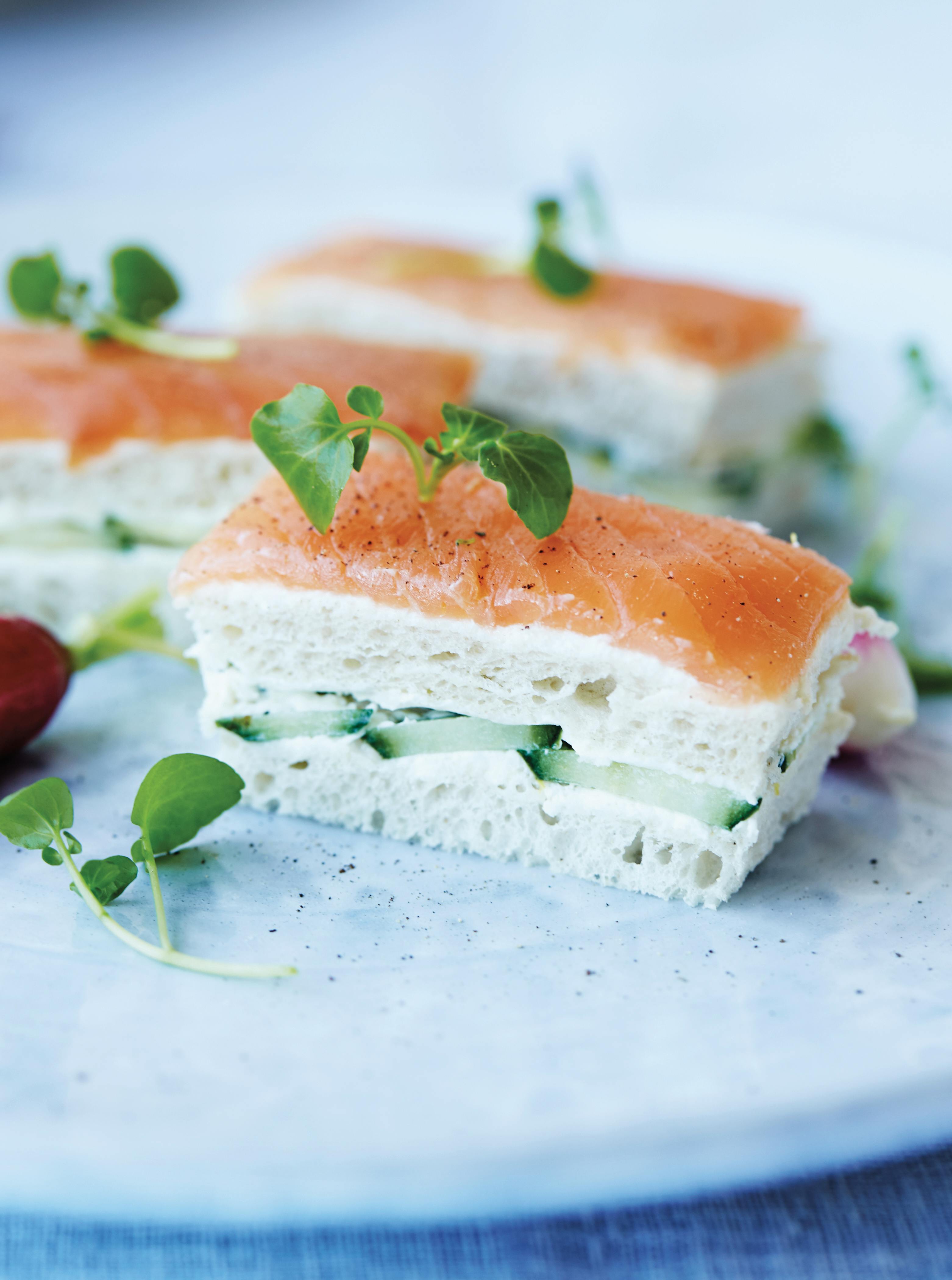 Fingersandwich med laks, agurk og flødeost