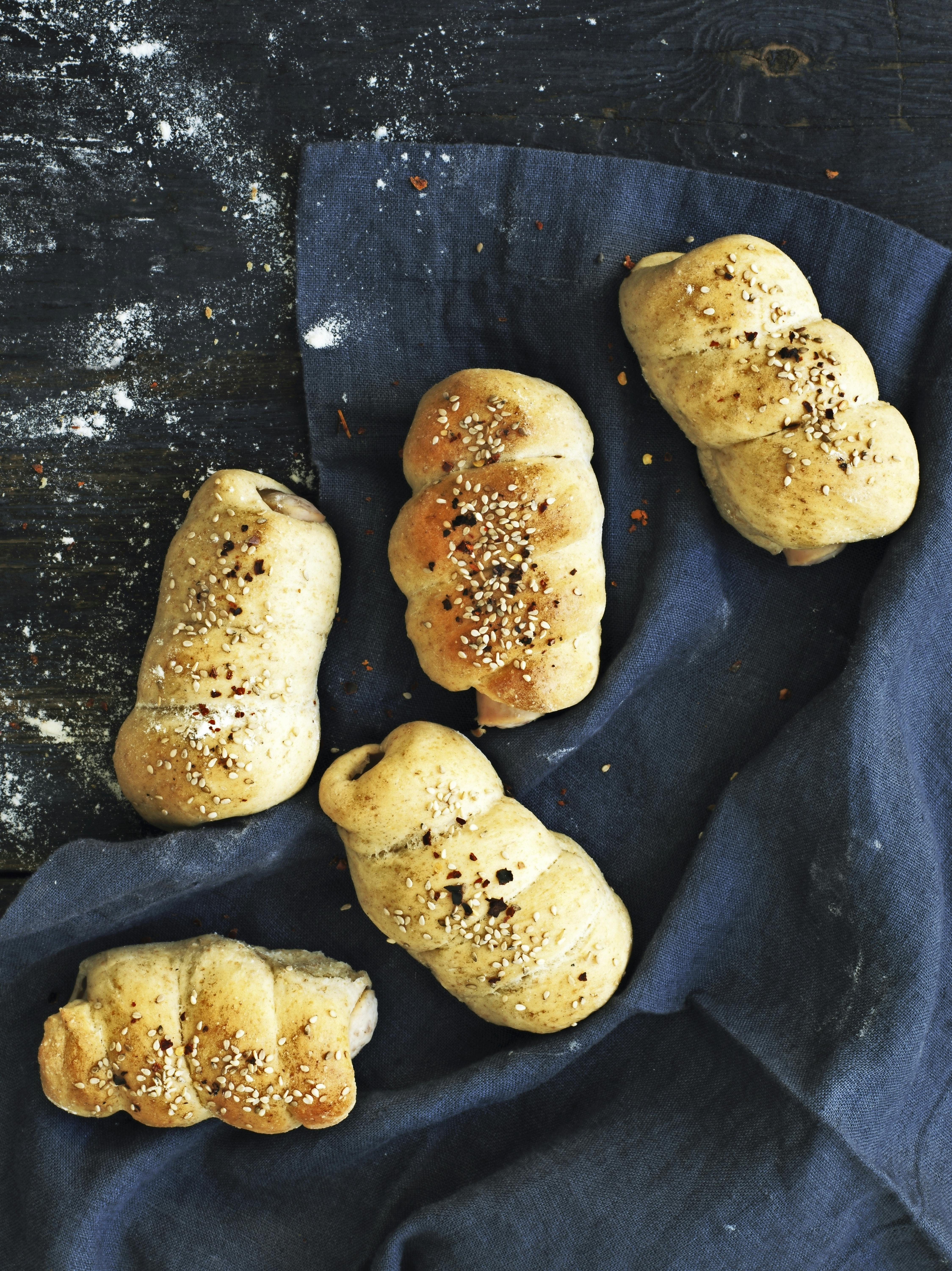 Grove pølsehorn med sesam og chiliflager