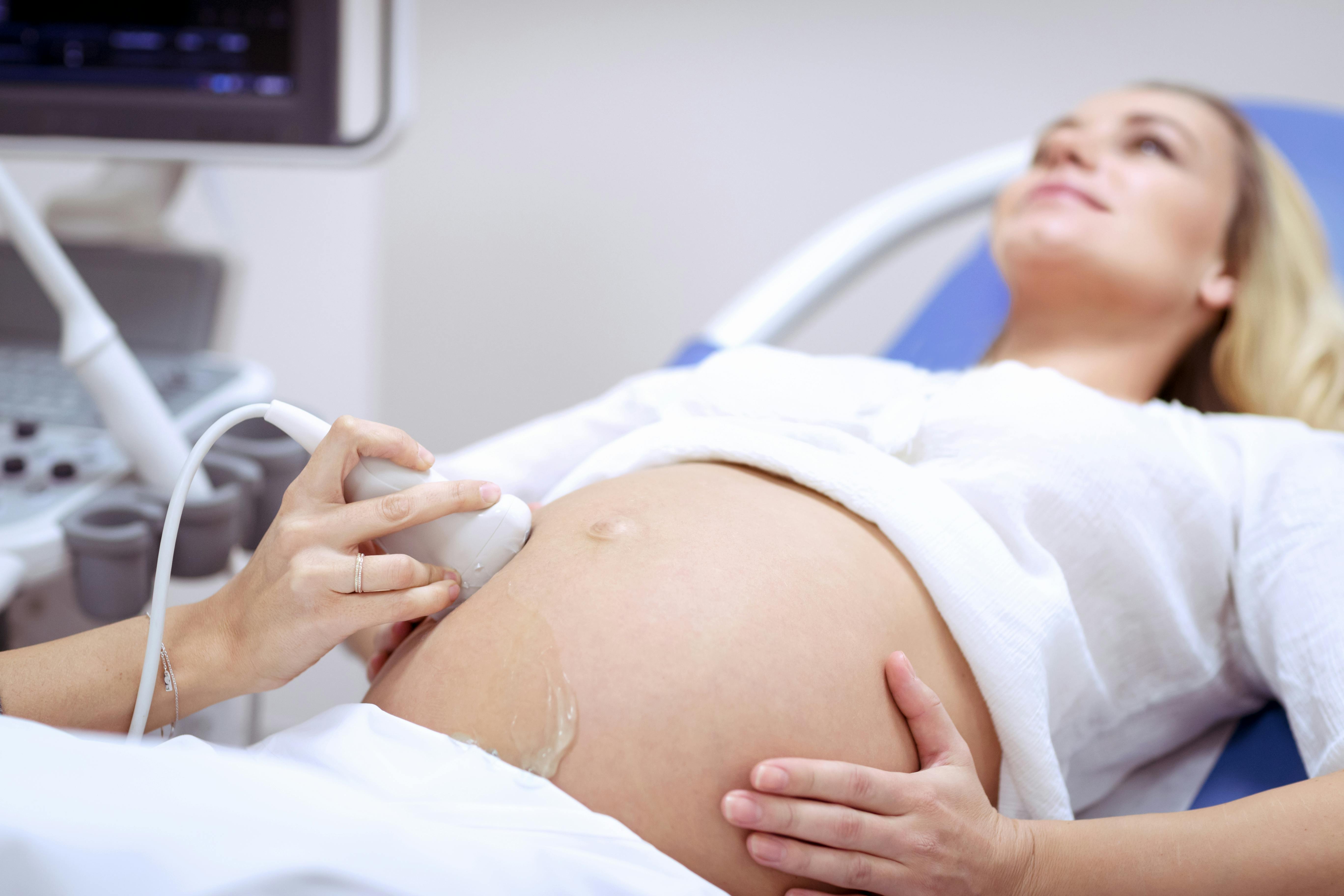 Gravid kvinde, der får lavet en nakkefoldsscanning
