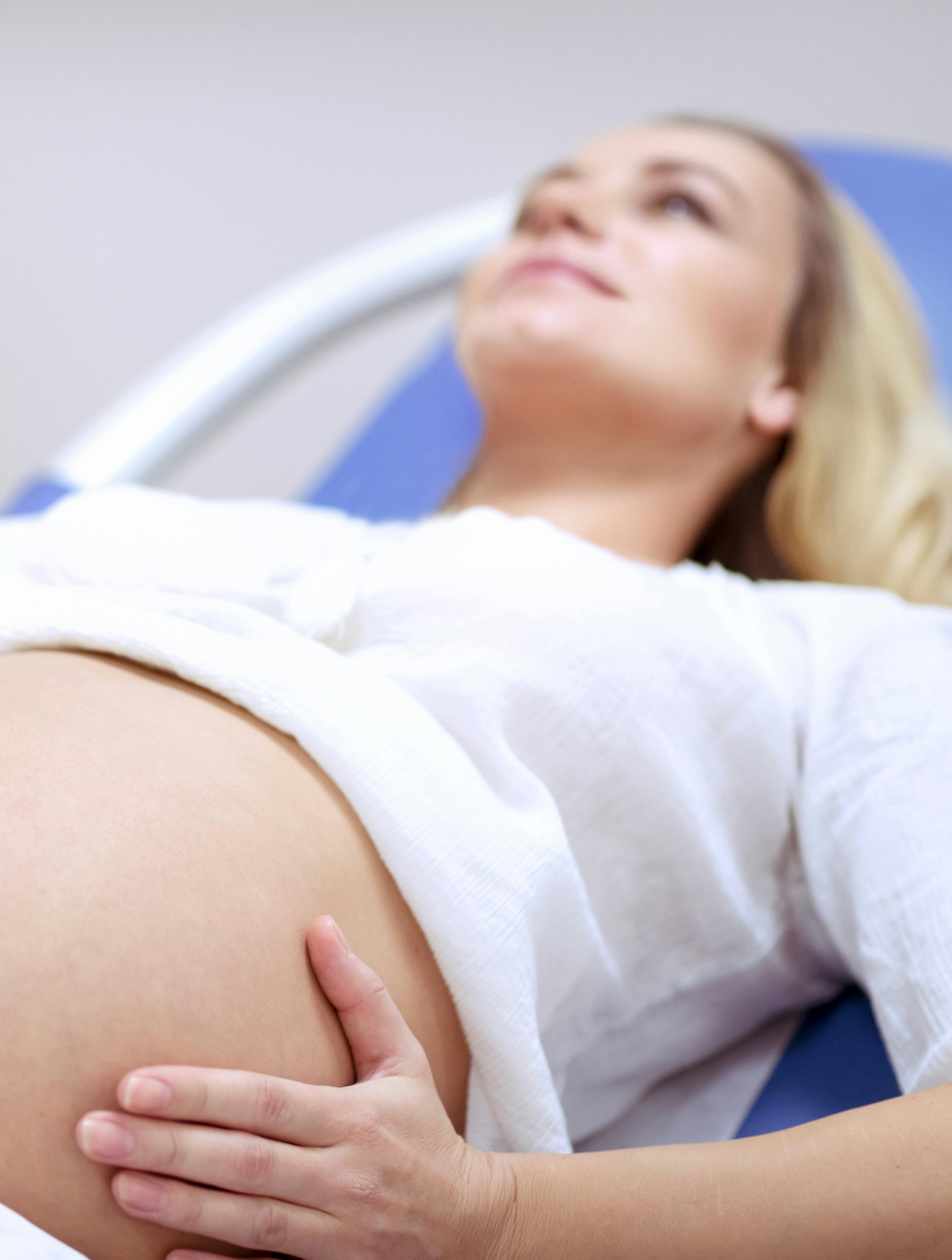 Gravid kvinde, der får lavet en nakkefoldsscanning