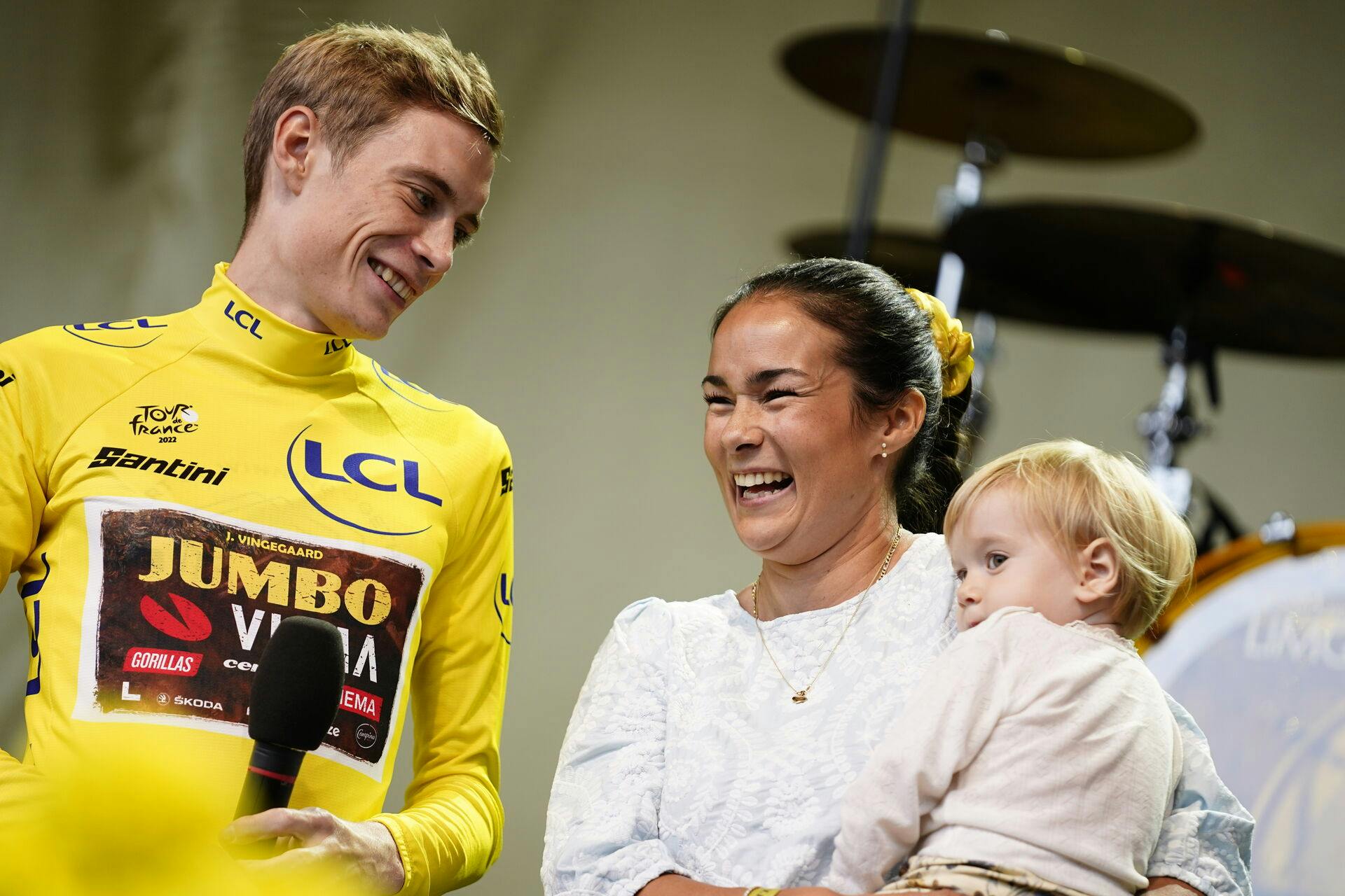 Jonas Vingegaard sammen med kæresten Trine Marie Hansen og datteren Frida, da han fejres i Tivoli i København, onsdag den 27. juli 2022. Jonas Vingegaard vandt Tour de France 2022 søndag.