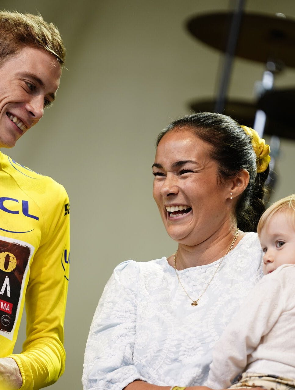 Jonas Vingegaard sammen med kæresten Trine Marie Hansen og datteren Frida, da han fejres i Tivoli i København, onsdag den 27. juli 2022. Jonas Vingegaard vandt Tour de France 2022 søndag.