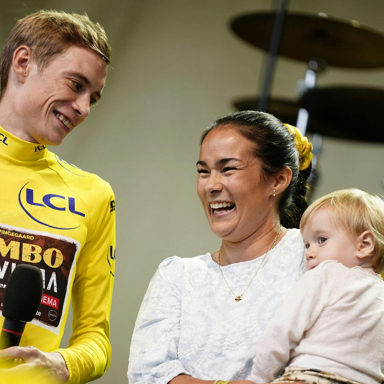 Jonas Vingegaard sammen med kæresten Trine Marie Hansen og datteren Frida, da han fejres i Tivoli i København, onsdag den 27. juli 2022. Jonas Vingegaard vandt Tour de France 2022 søndag.