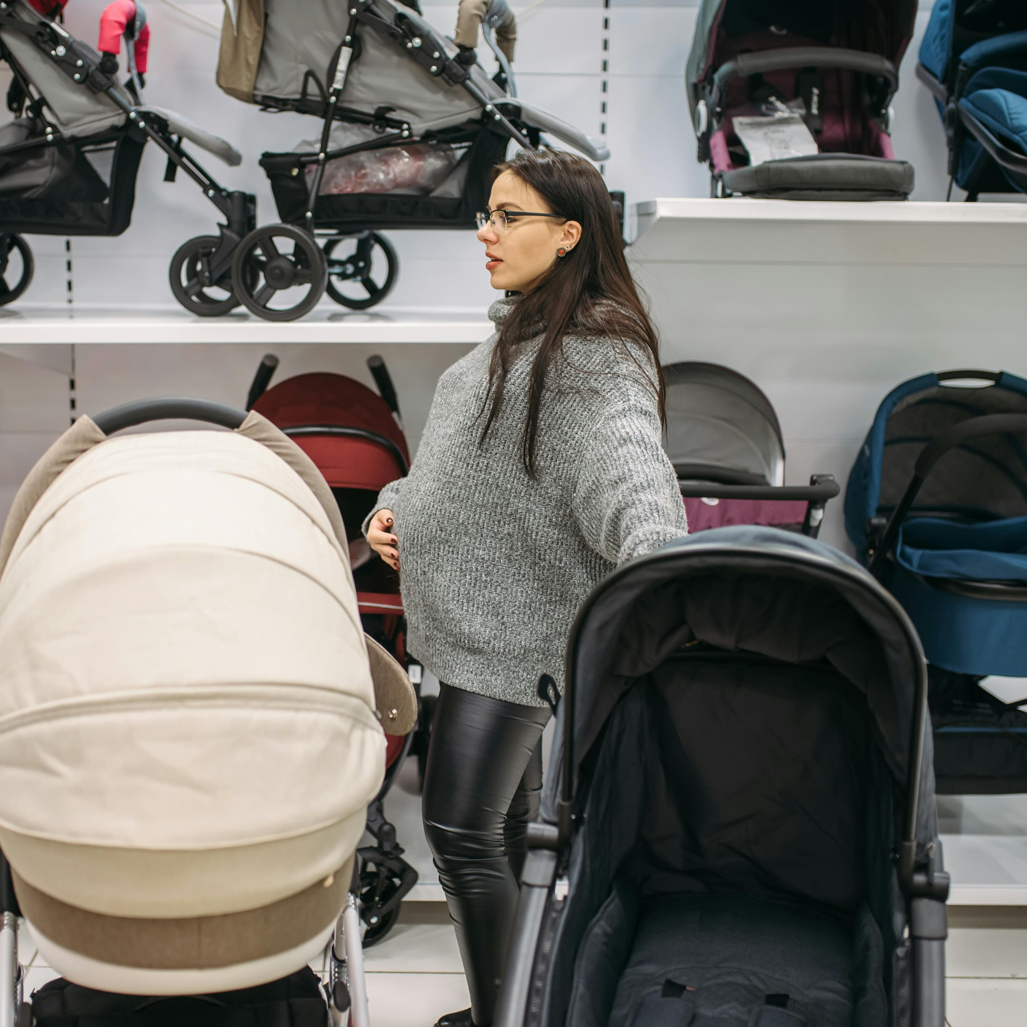En dame som skal købe barnevogn