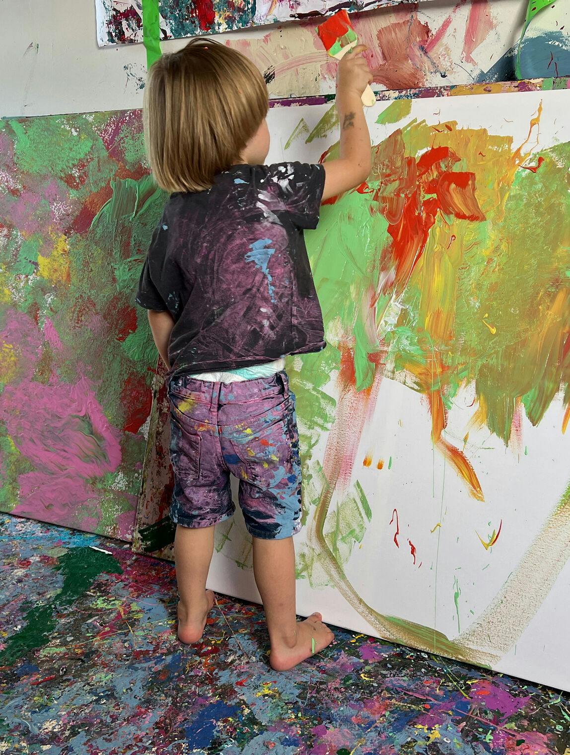 2-årig tysk maler bliver kaldt “mini Picasso”: Sælger sine billeder for mange tusinde kroner