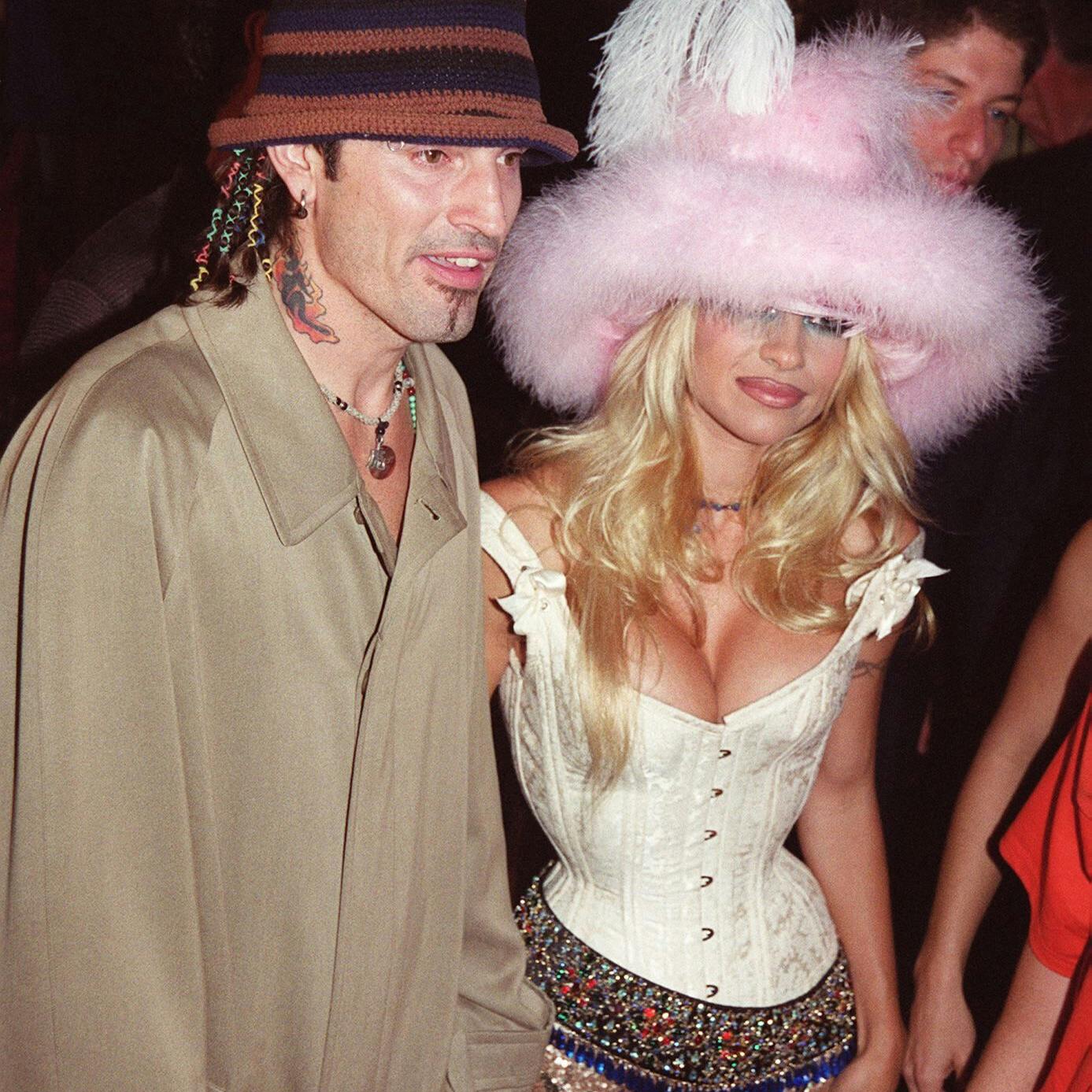 Rock musician Tommy Lee (L) and his wife actress Pamela Anderson Lee (R) arrive for the MTV Video Music Awards at the Metropolitan Opera House at Lincoln Center in New York on 09 September, 1999.  AFP PHOTO/Henny Ray ABRAMS HENNY RAY ABRAMS / AFP