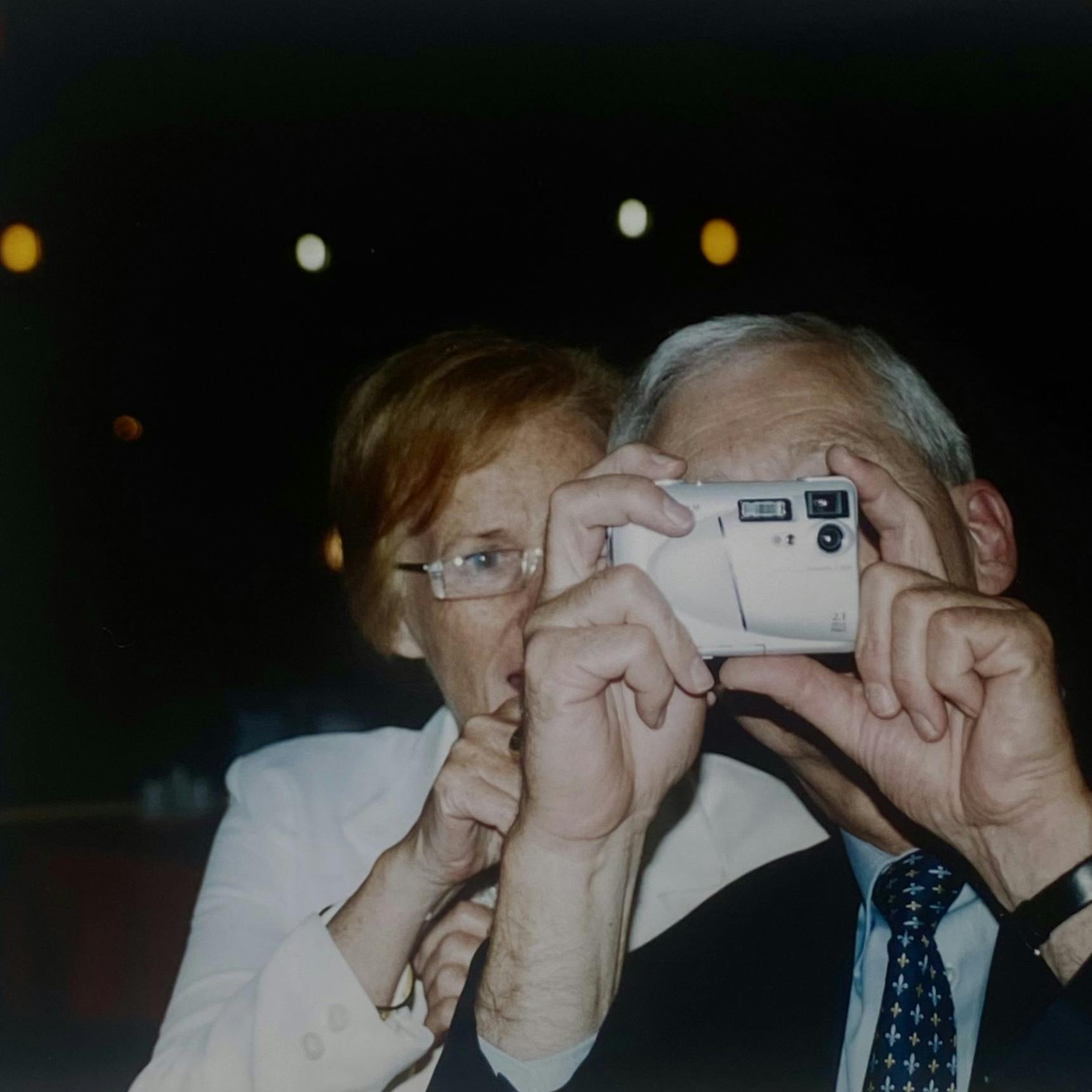 https://imgix.femina.dk/2024-10-01/Lise-Ehlers-og-Niels-kamera.jpg