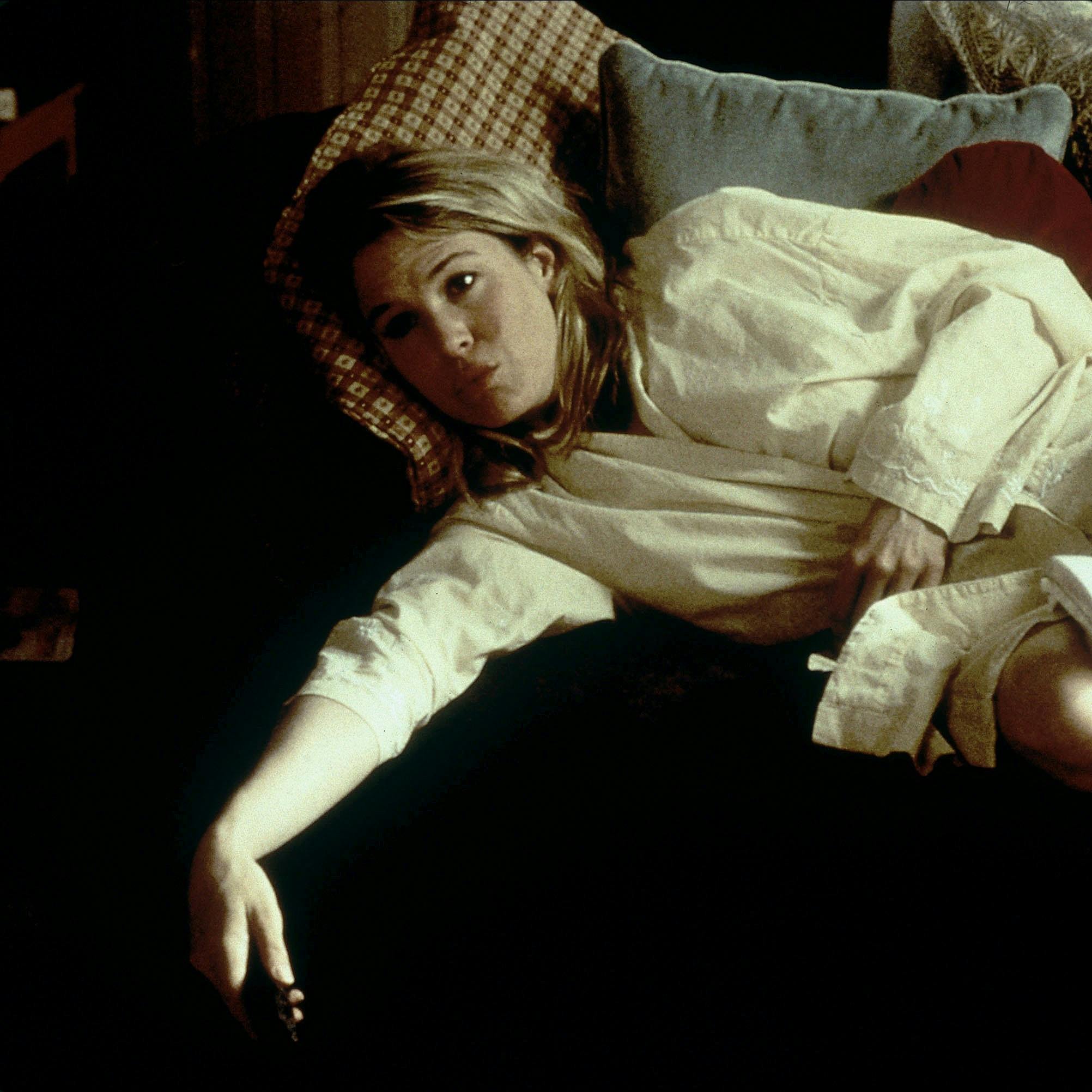 Renee Zellweger Characters: Bridget Jones Film: Bridget Jones'S Diary (UK/IRL/FR/USA 2001) Director: Sharon Maguire 04 April 2001 Date: 04 April 2001