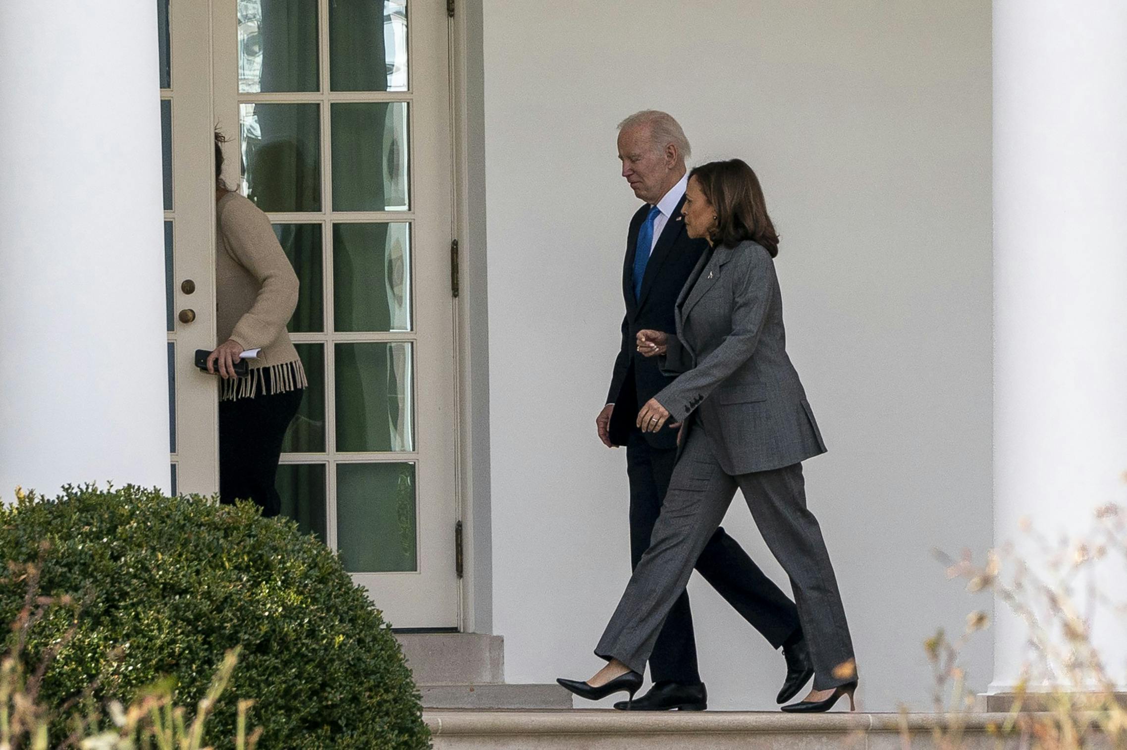 Der skulle et generationsskifte til, før Demokraterne igen blev populære, og i dag støtter Biden Harris fuldt ud.