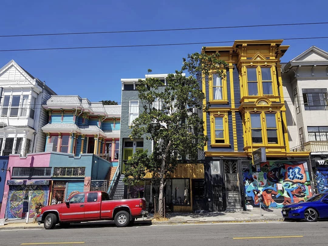 Området Haight Ashbury har stadig lidt hippievibe, og man kan gøre gode vintagefund her.