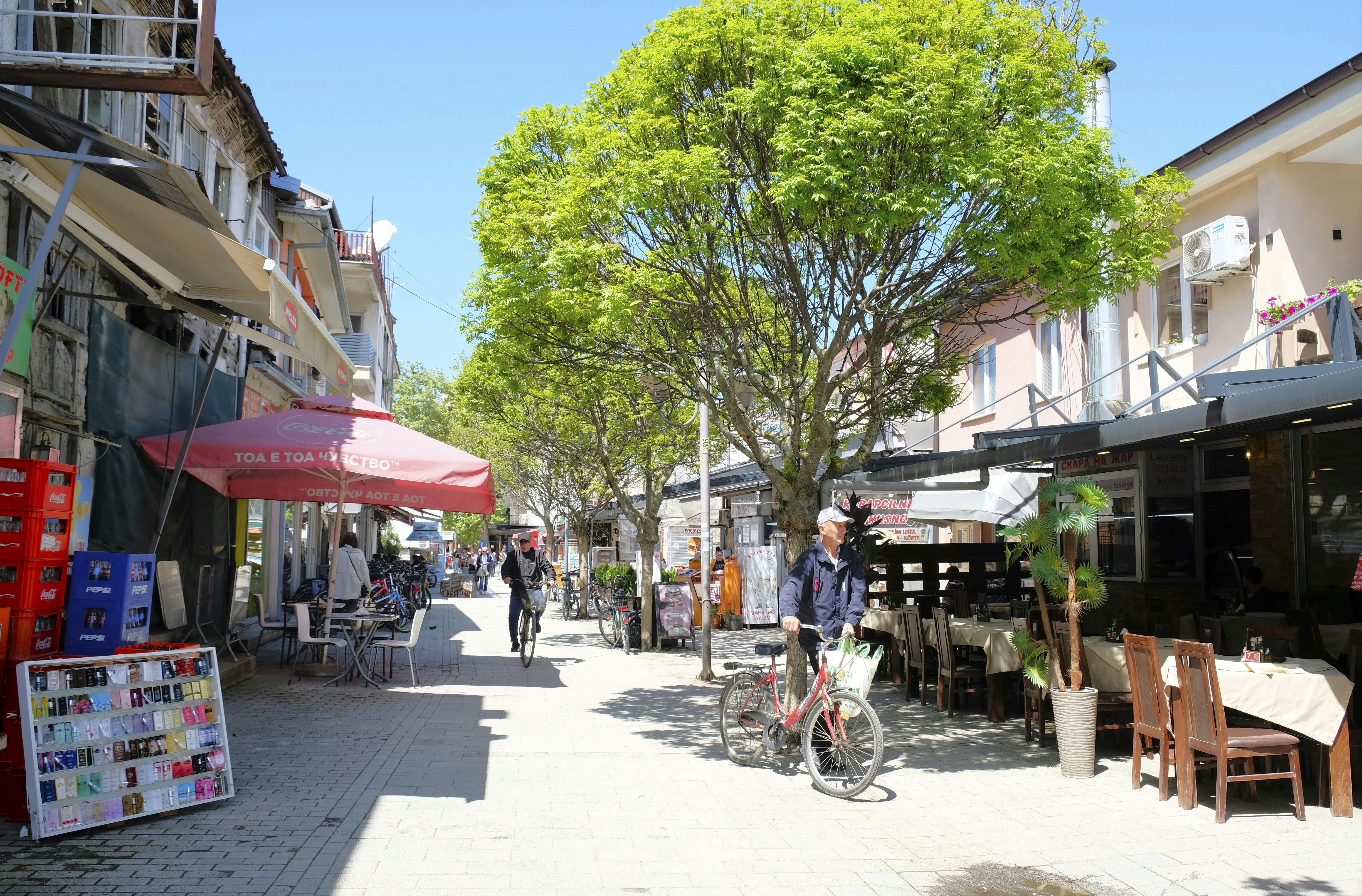 https://imgix.femina.dk/2024-10-18/Gaagade_Ohrid_Nordmakedonien_2024_Soendag_Karna-Bunk.jpg