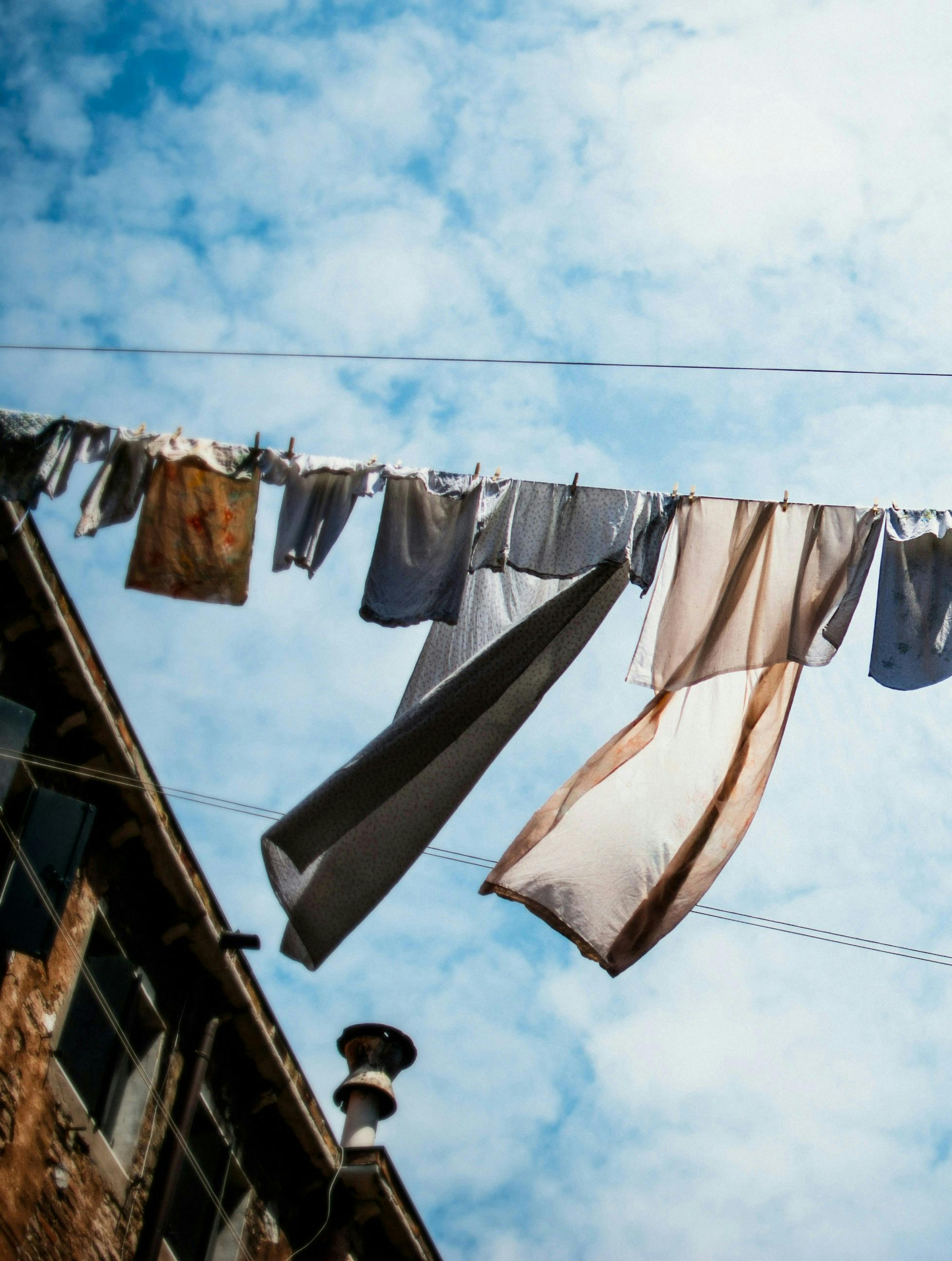 tørre vasketøj udendørs