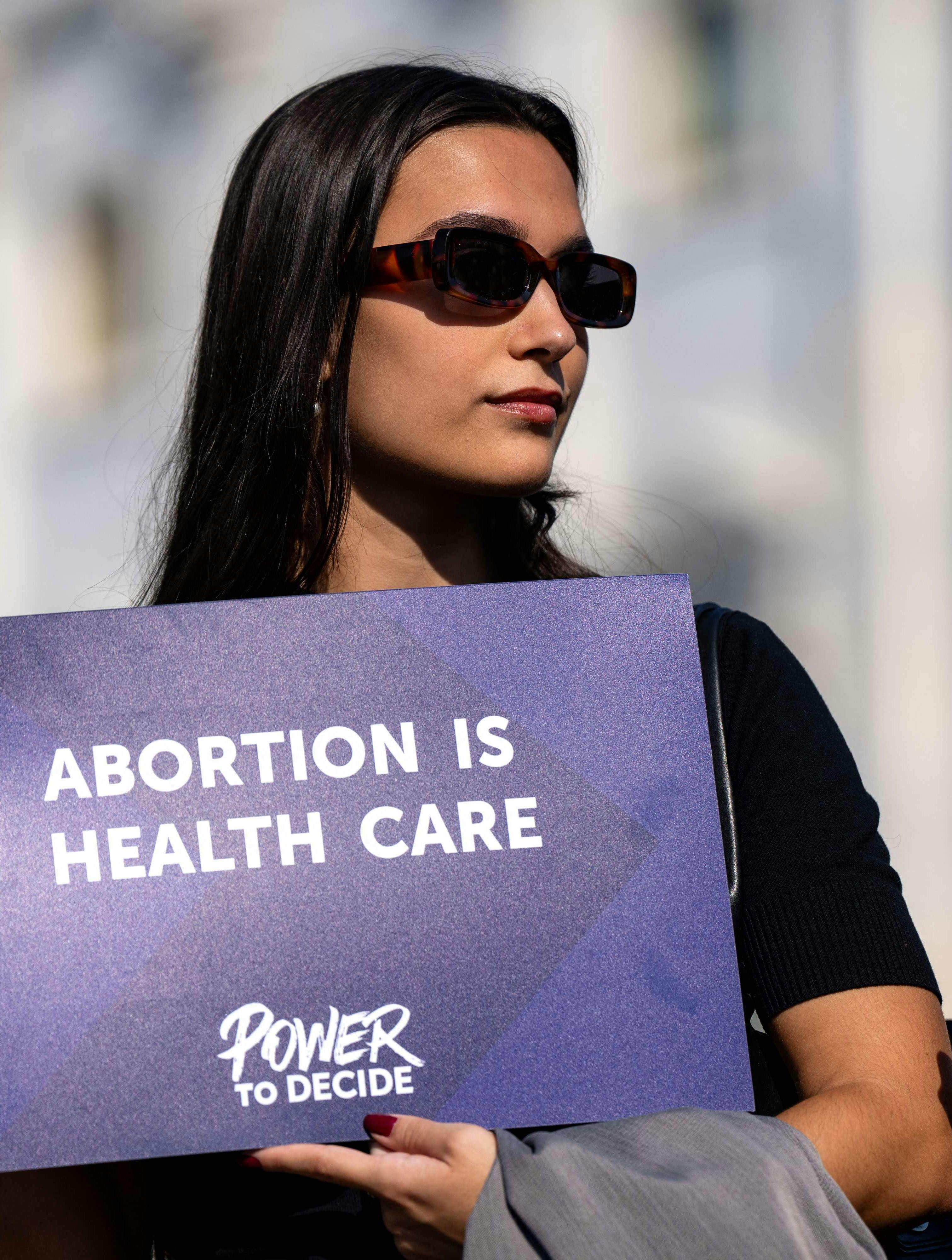 Kvinde med skilt om abortrettigheder