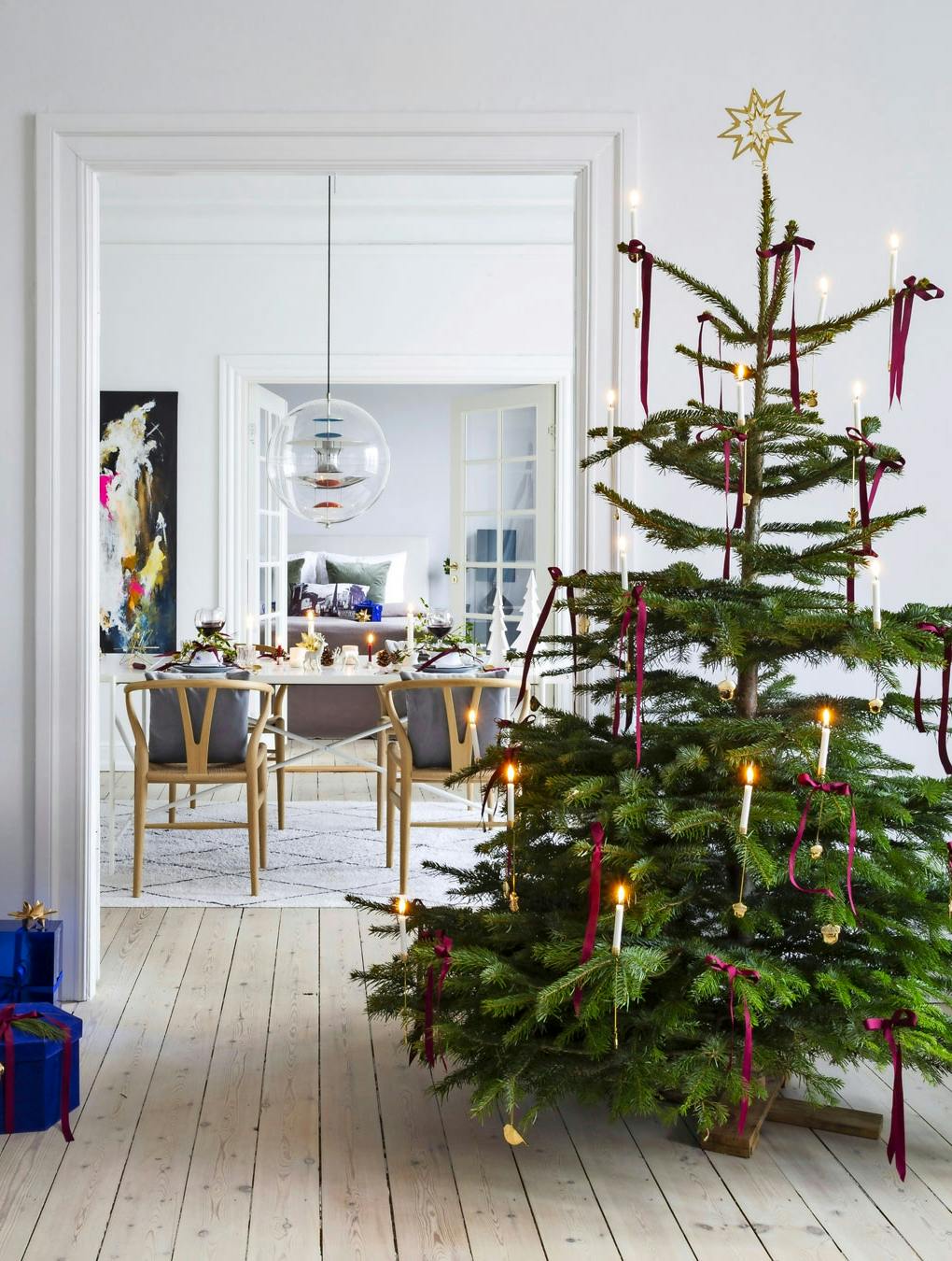 juletræ dekoreret med sløjfer