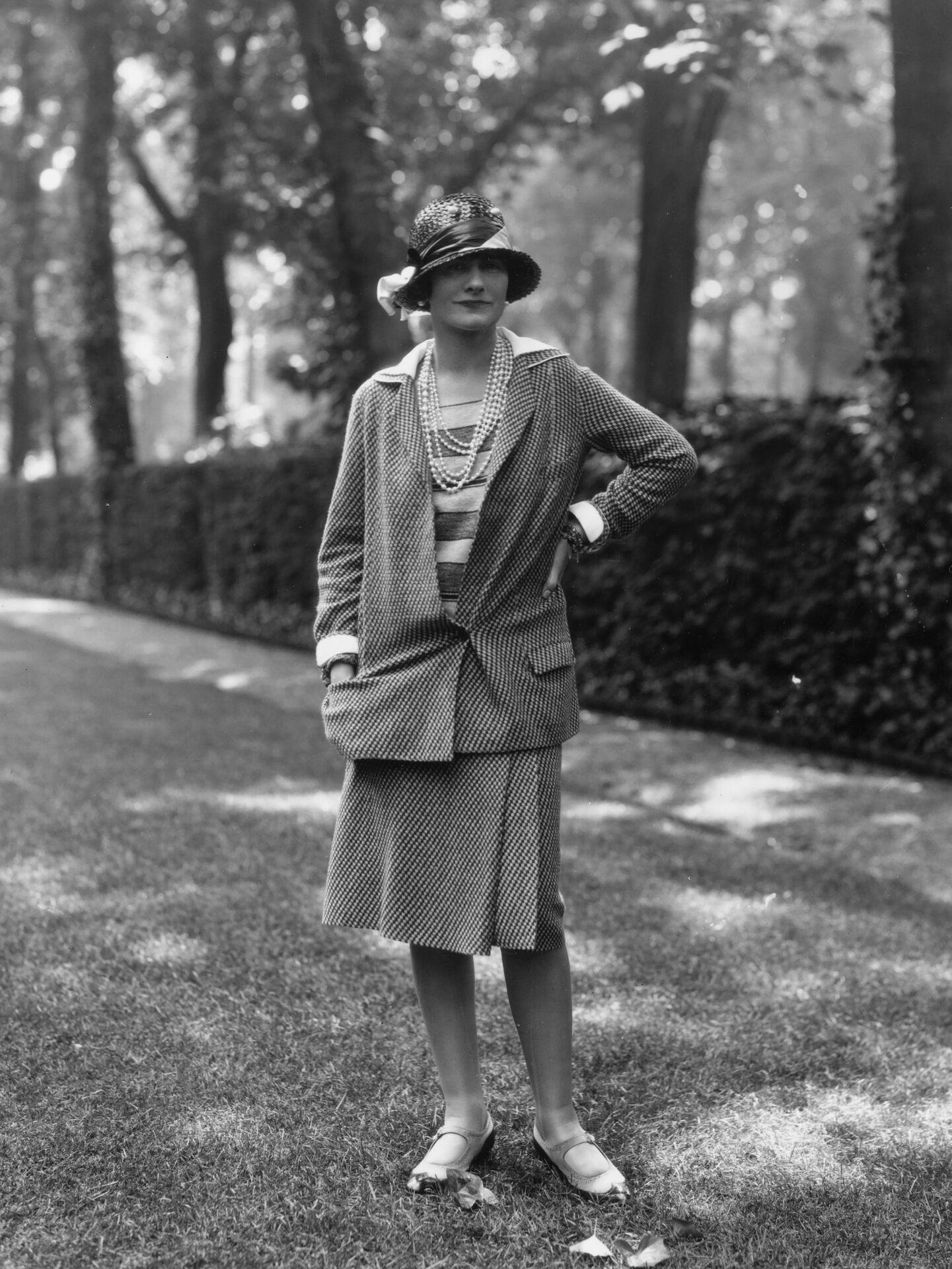 Gabrielle 'Coco' Chanel i en Chanel-dragt på rue Faubourg Saint-Honoré i Paris, 1929.