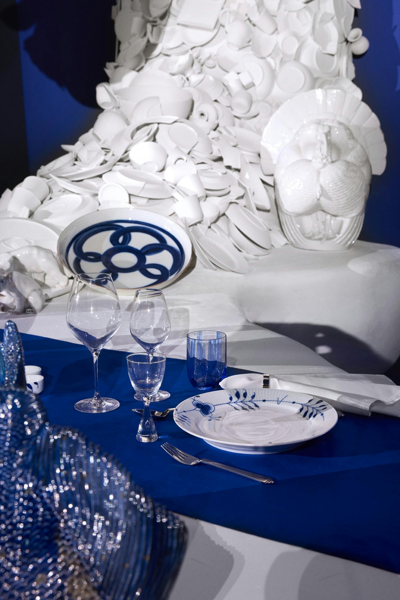 https://imgix.femina.dk/2024-11-15/Royal_Copenhagen_2024_Annual_Christmas_Tables_Julius_Vaernes_Iversen_03_72dpi.jpg