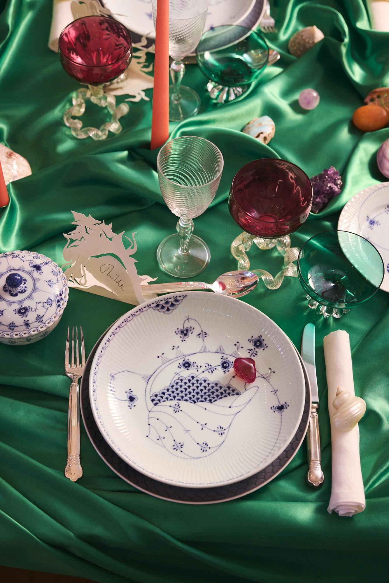 https://imgix.femina.dk/2024-11-15/Royal_Copenhagen_2024_Annual_Christmas_Tables_Poppykalas_04_72dpi.jpg