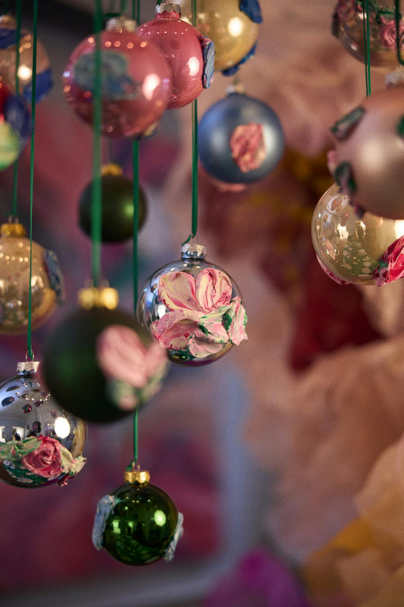 https://imgix.femina.dk/2024-11-15/Royal_Copenhagen_2024_Annual_Christmas_Tables_Poppykalas_07_72dpi.jpg
