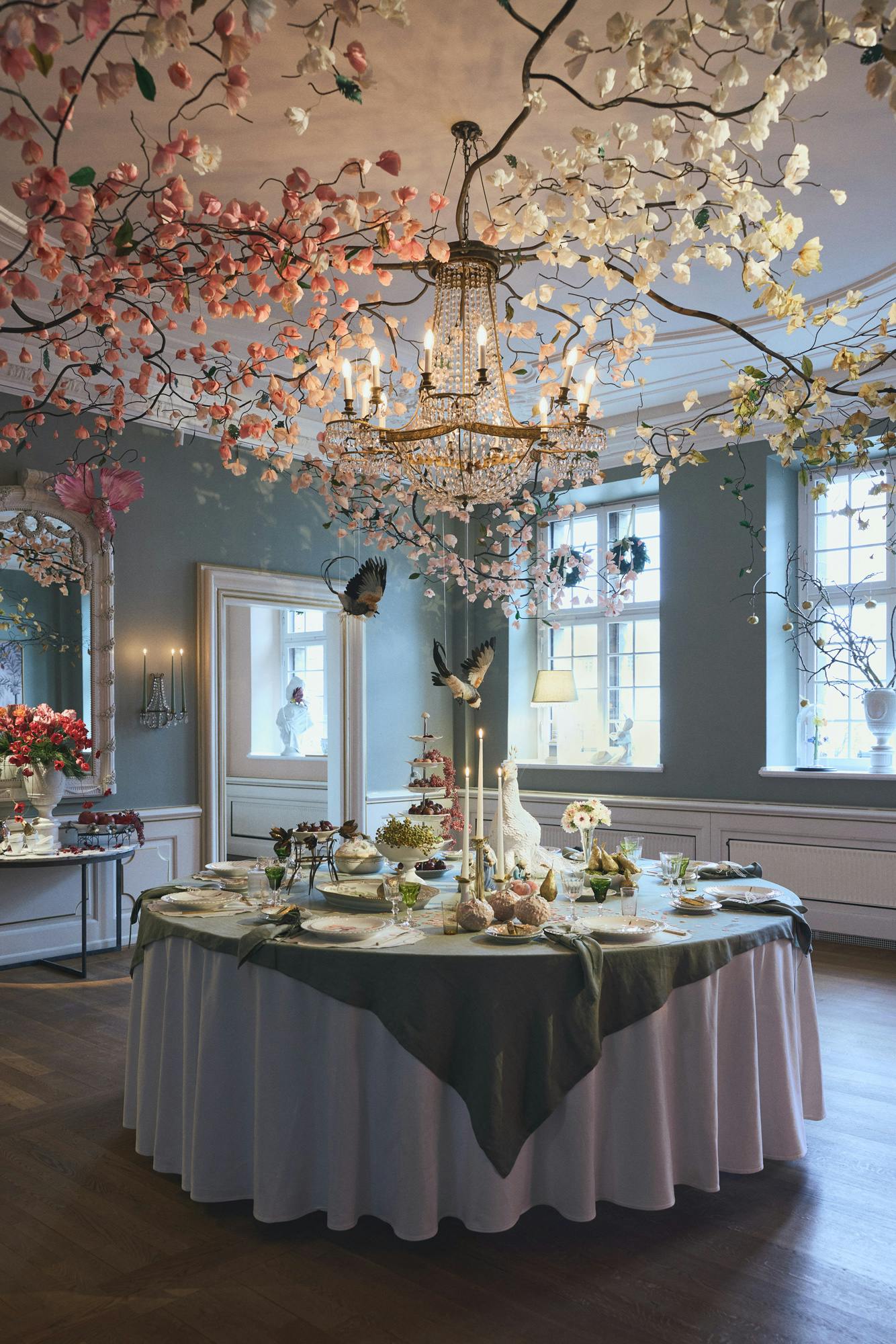 https://imgix.femina.dk/2024-11-15/Royal_Copenhagen_2024_Annual_Christmas_Tables_Veronica_Hodges_02_72dpi.jpg