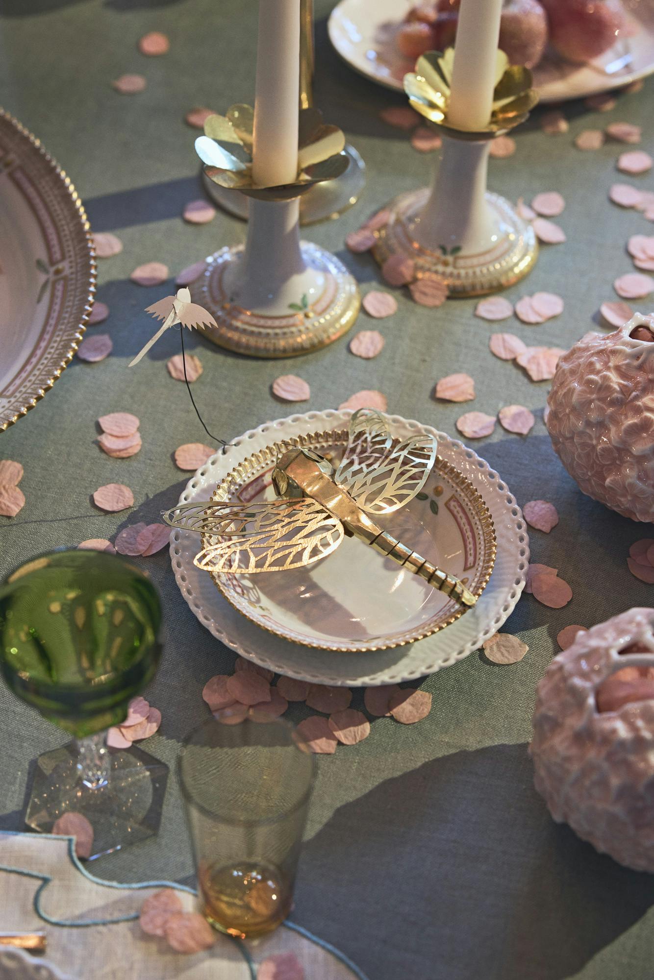 https://imgix.femina.dk/2024-11-15/Royal_Copenhagen_2024_Annual_Christmas_Tables_Veronica_Hodges_05_72dpi.jpg
