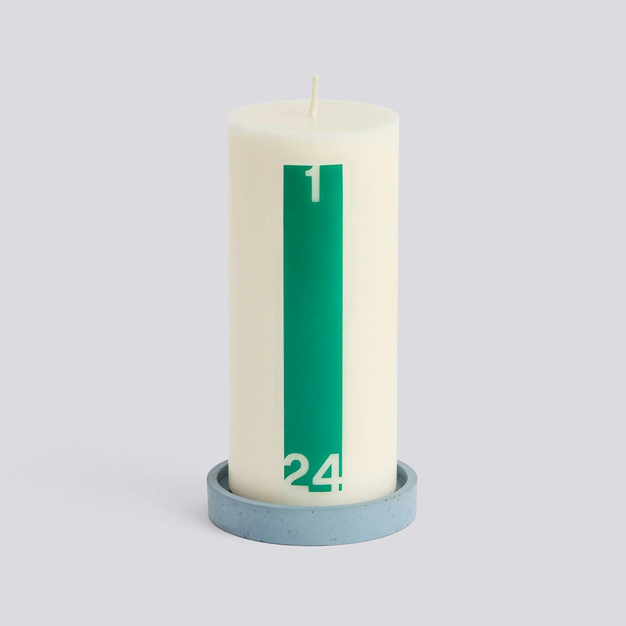 https://imgix.femina.dk/2024-11-15/ae731-d694-ap82_calendar-candle-and-holder-bold-off-white-and-green_gb_1220x1220_brandvariant.jpg