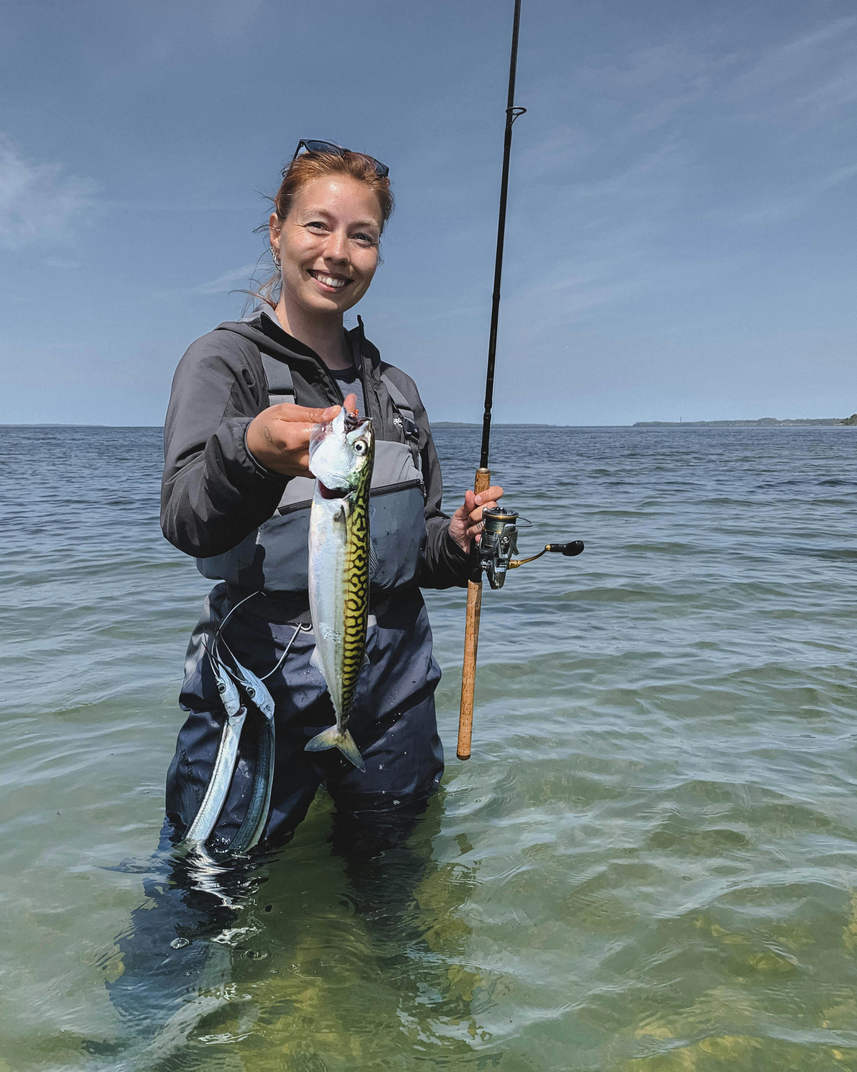 Marie med en fjordmakrel og to hornfisk i bæltet. 