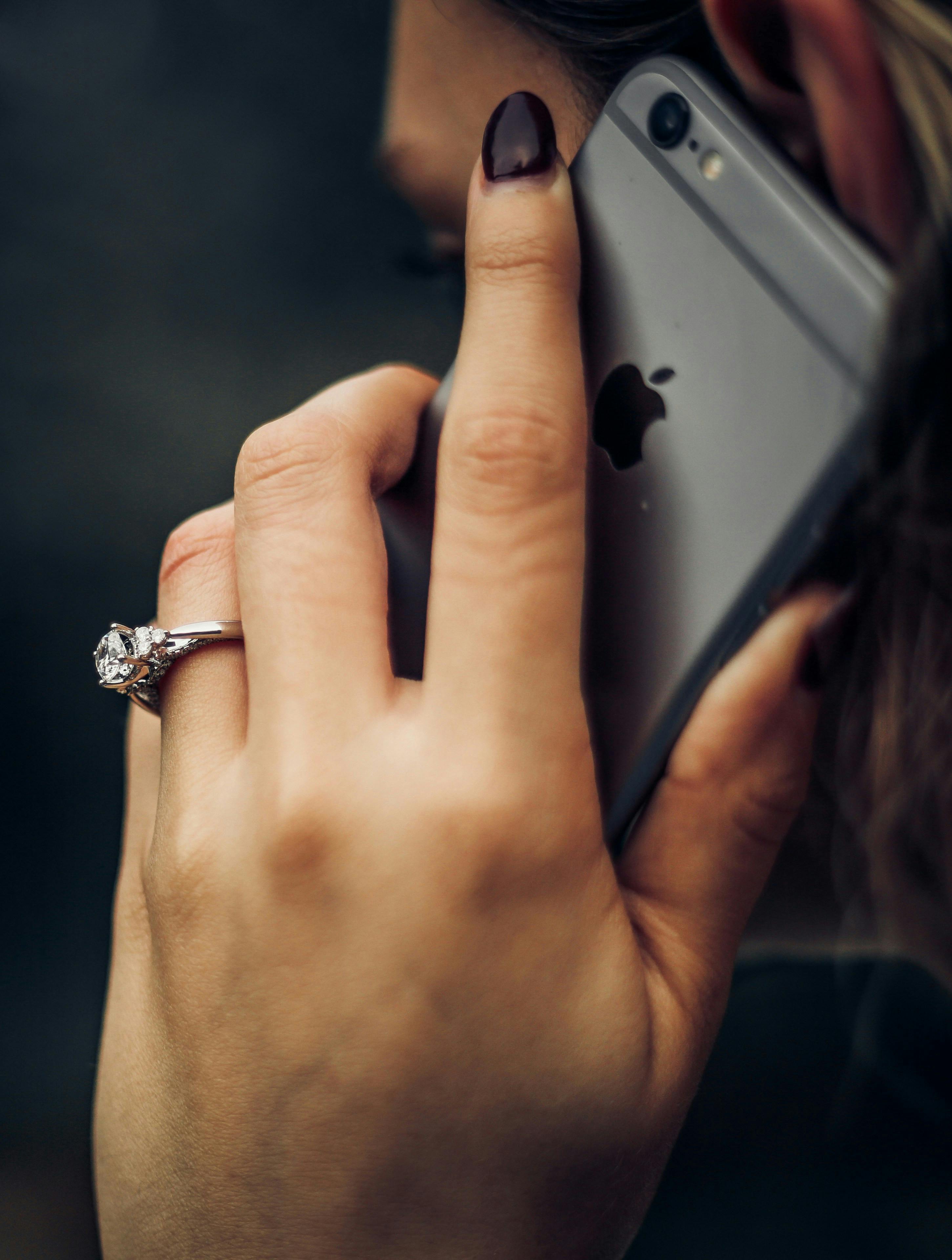 Kvinde, der taler i telefon