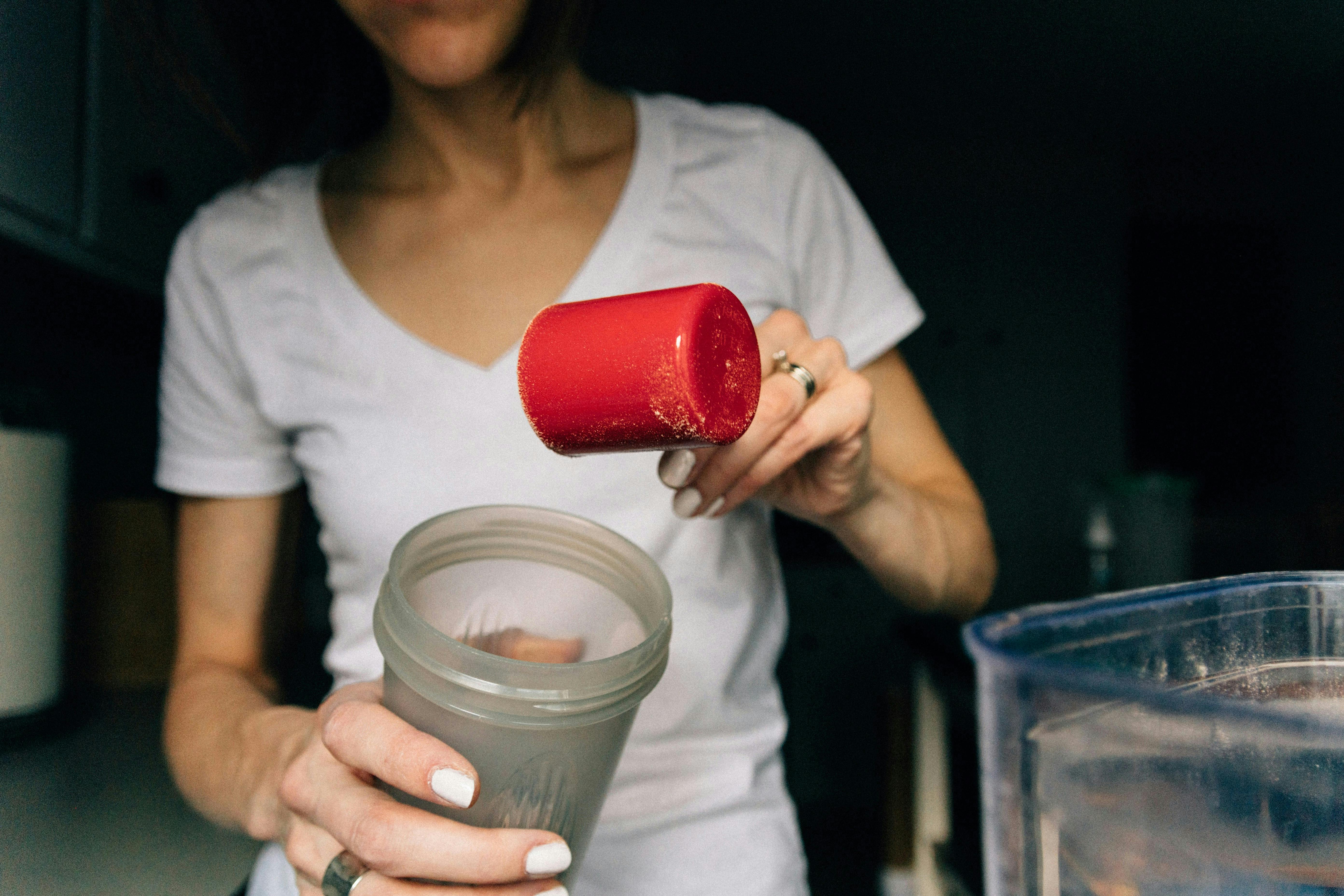 Kvinde laver proteinshake 