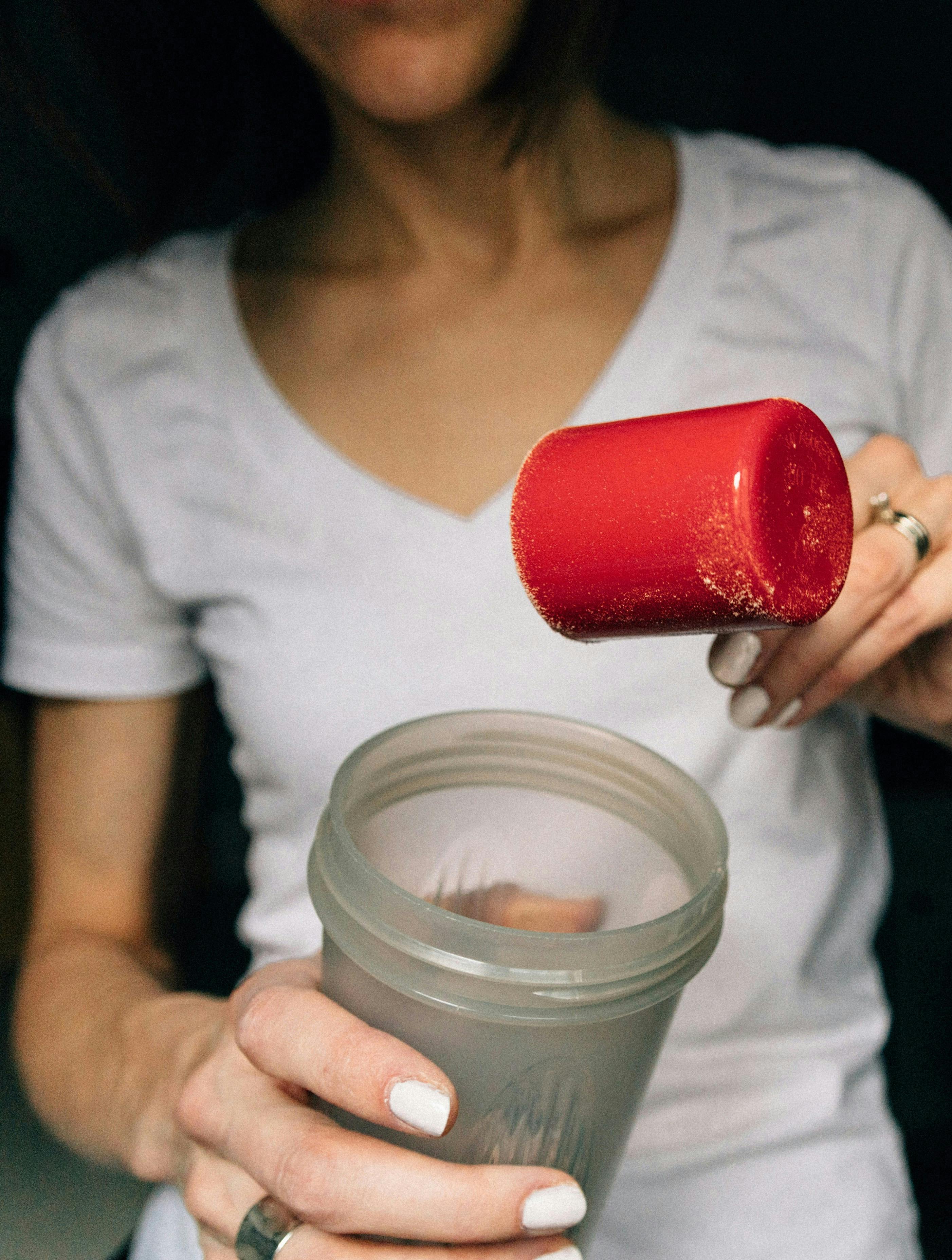 Kvinde laver proteinshake