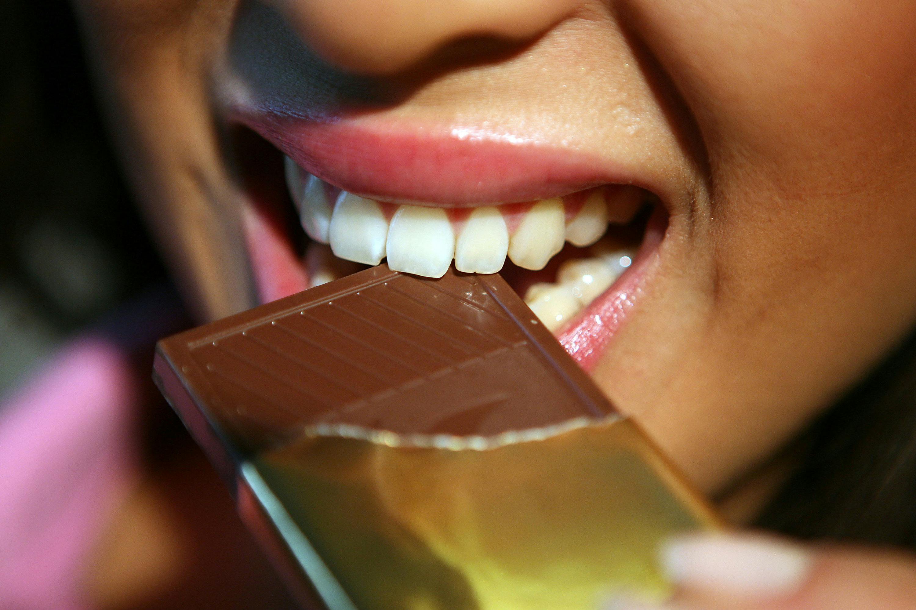 Kvinde spiser chokolade