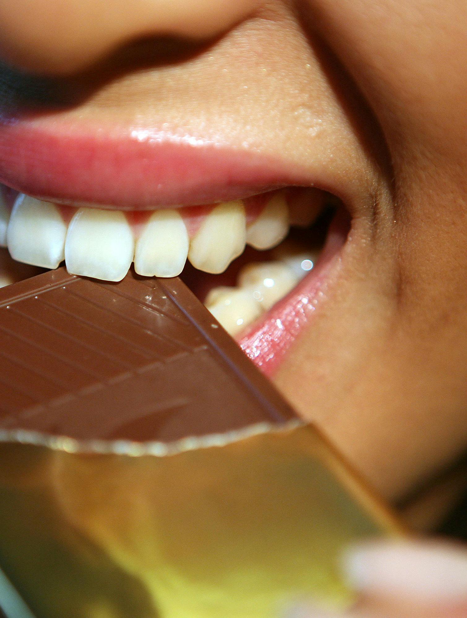 Kvinde spiser chokolade