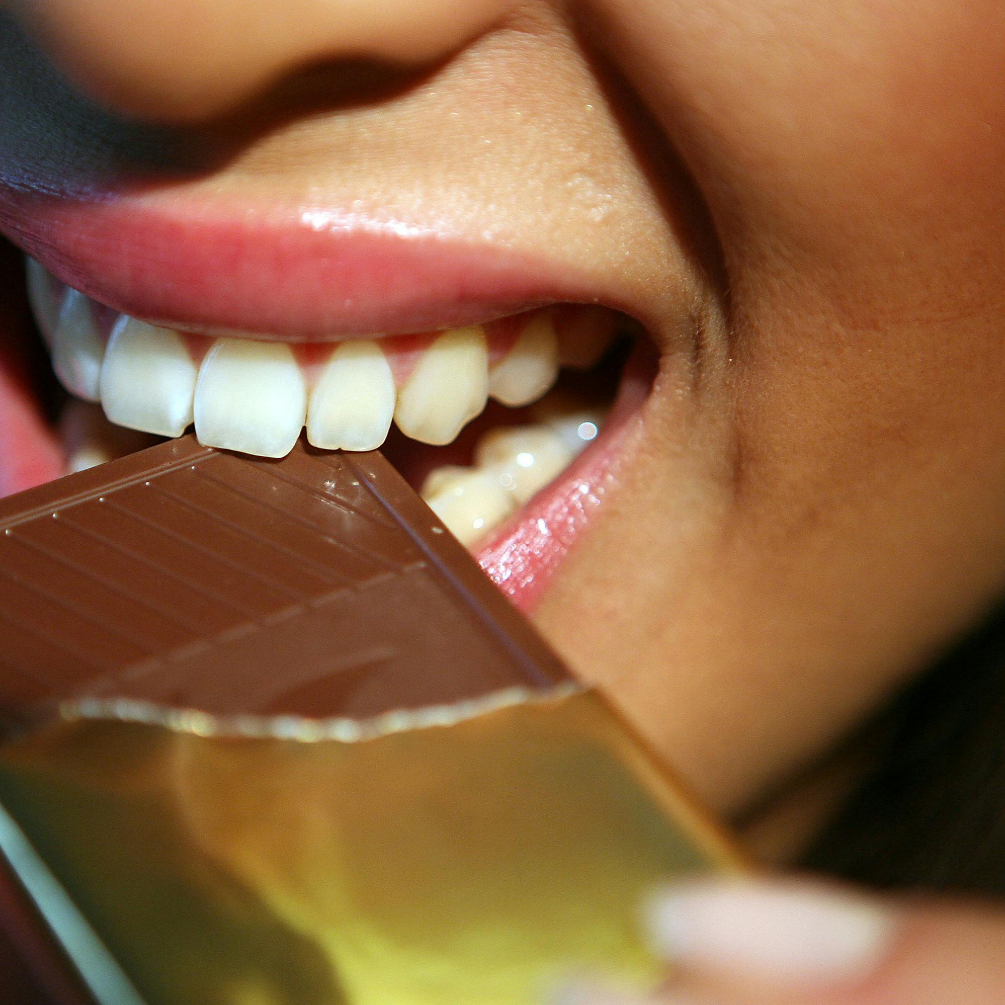 Kvinde spiser chokolade