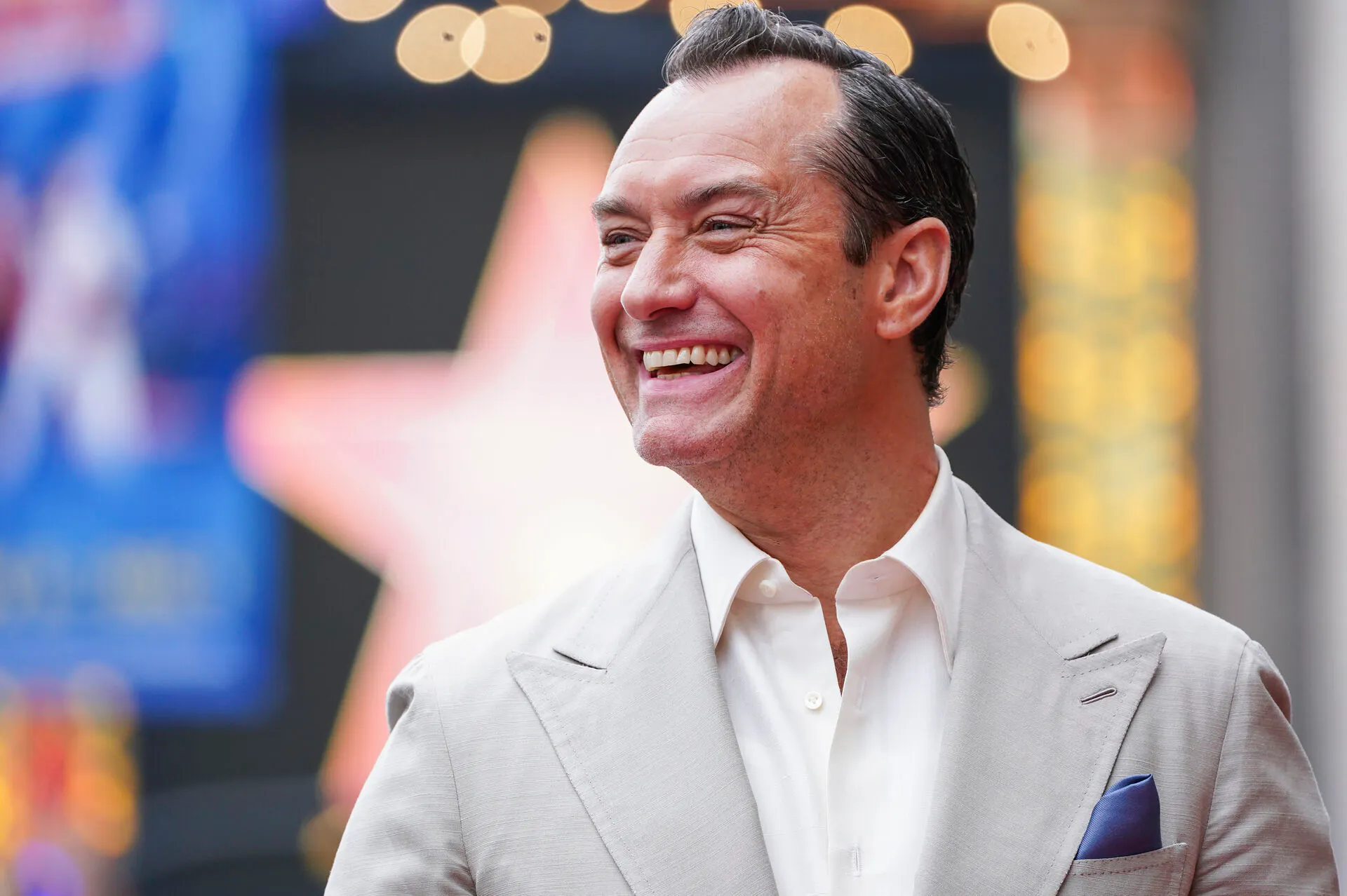 Jude Law genskaber ikonisk scene: Teasede han lige for 'The Holiday 2 ...