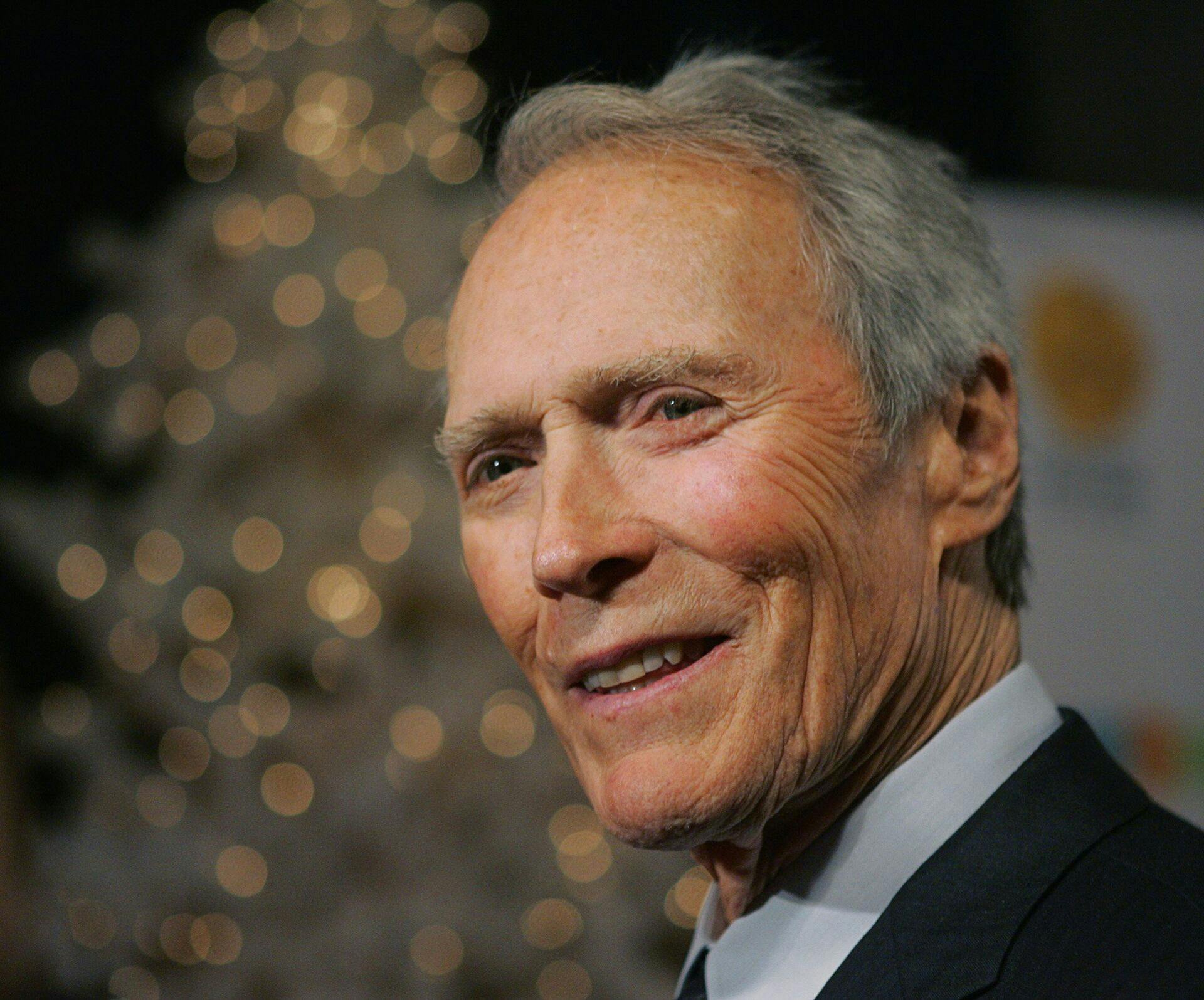 Actor Clint Eastwood arrives on the red carpet before being inducted to the California Hall of Fame in Sacramento, California, December 6, 2006. California Governor Arnold Schwarzenegger and First Lady Shriver inducted 13 leaders to the first-ever California Hall of Fame. // REUTERS/Kimberly White (UNITED STATES)