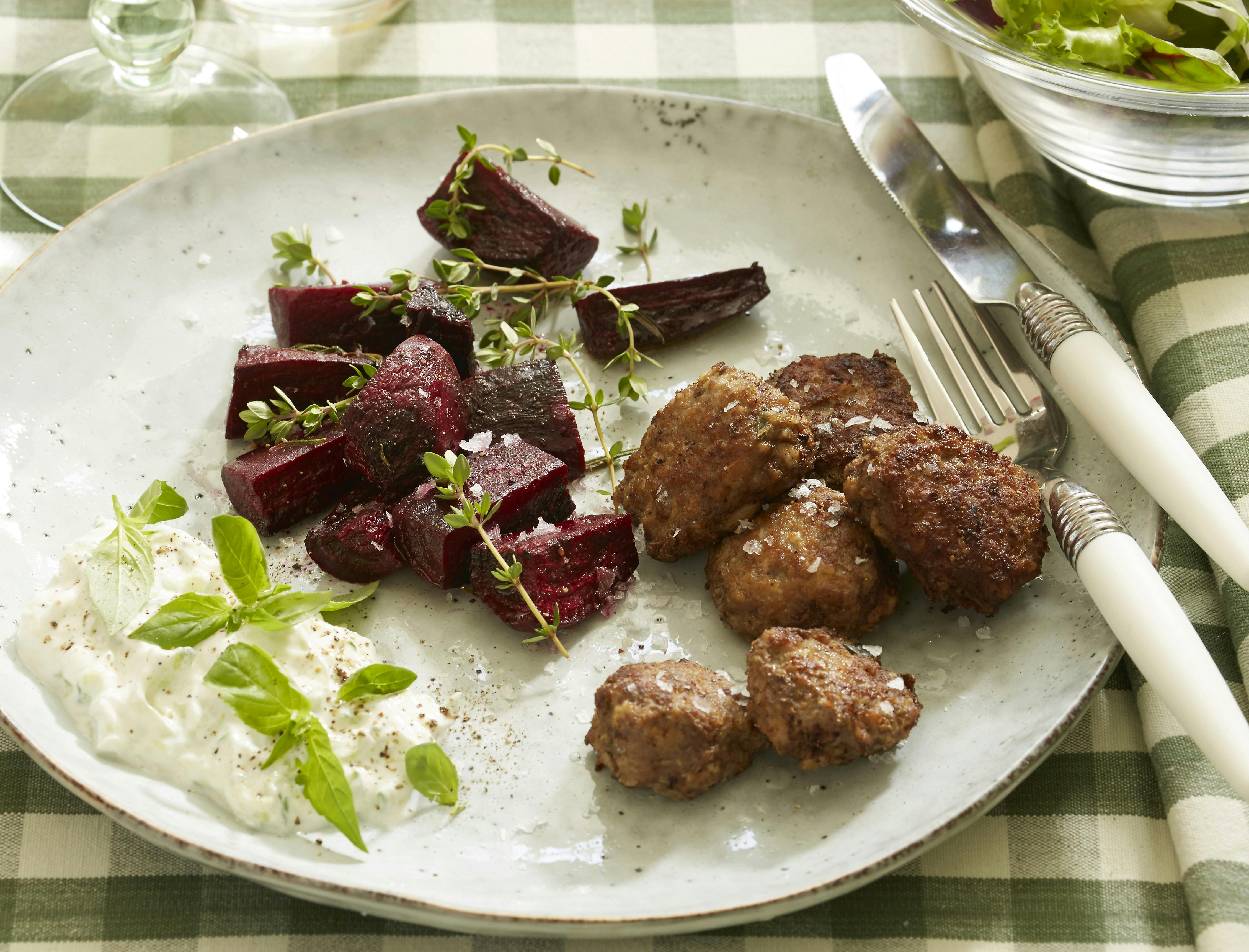 Lammefrikadeller med rødbeder.